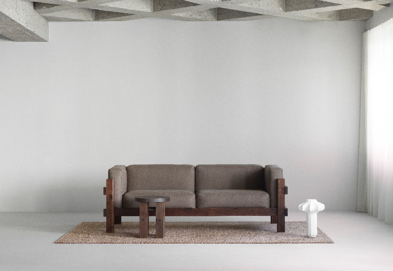 Kube Sofa von Normann Copenhagen, modernes braunes Stoffsofa mit Holzrahmen und kleinem Beistelltisch.