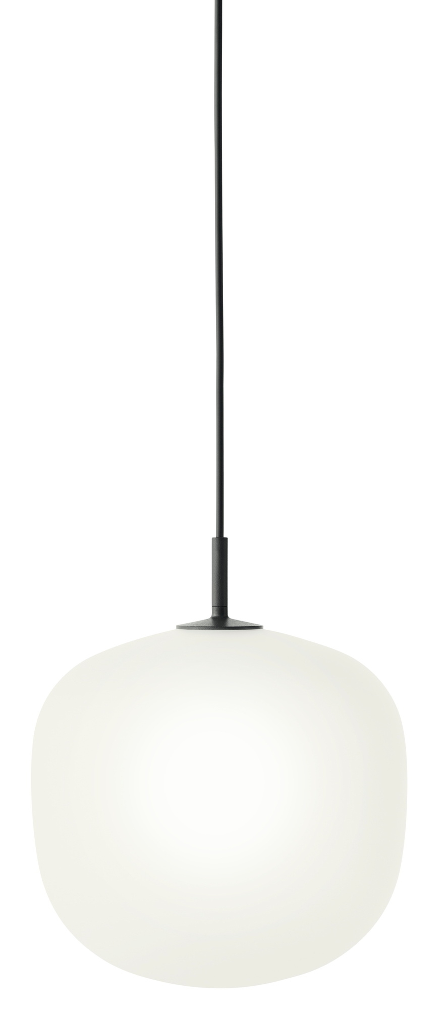 Nahaufnahme der grauen Rime Pendelleuchte von Muuto mit schwarzem Kabel und sanftem Licht.
