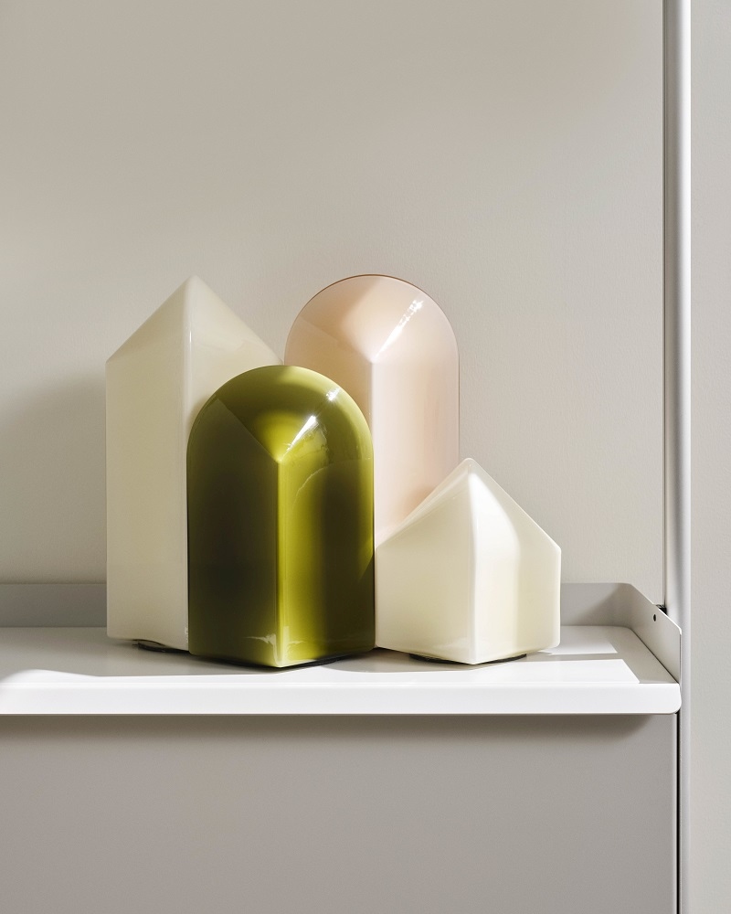 Nahaufnahme der Hay Parade Table Lamp Tischleuchte, bestehend aus vier geometrischen, farbigen Elementen.