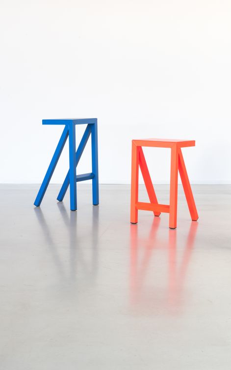 Bureaurama Hocker von Magis, blauer und oranger Barhocker aus Metall, modernes Design für Büro und Zuhause.
