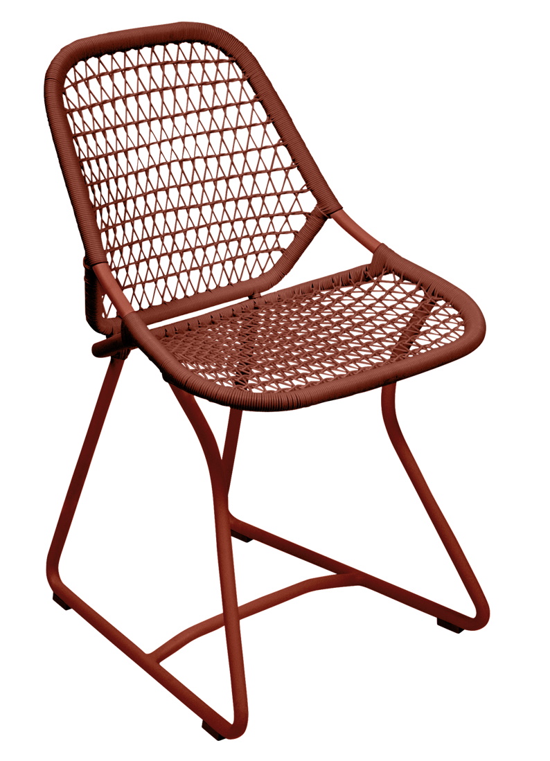 Brauner Sixties Stuhl von Fermob für den Garten oder Balkon mit geflochtener Sitzfläche.