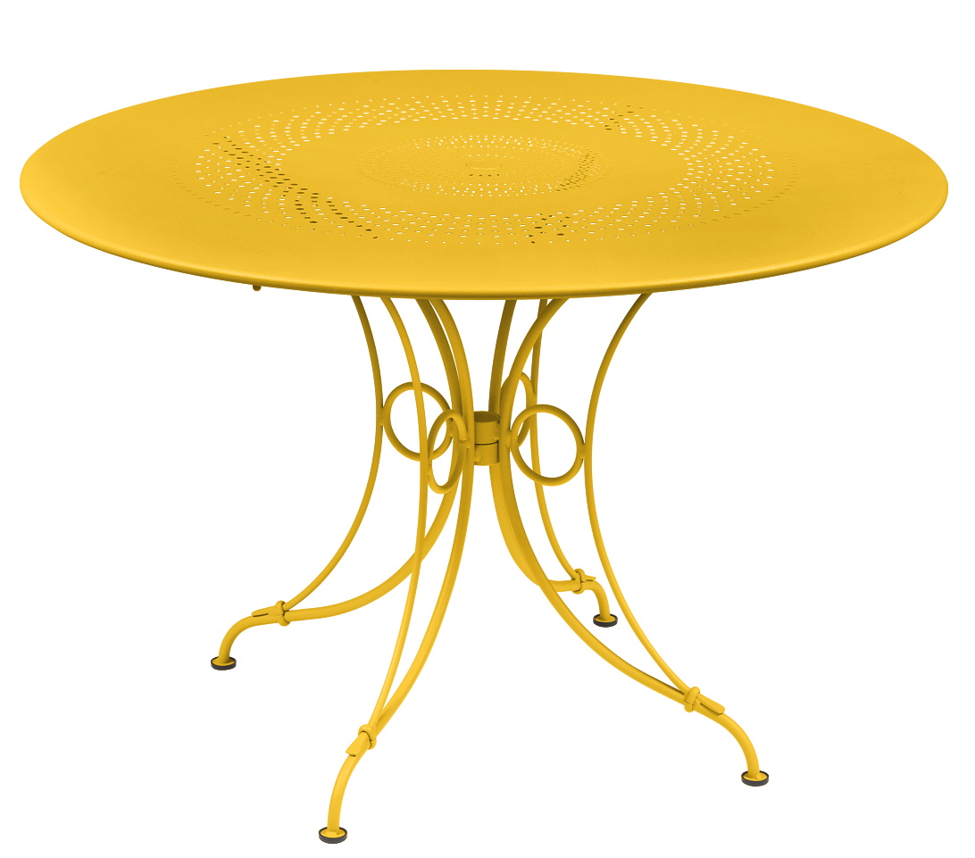 Gelber Fermob 1900 Gartentisch, runder Outdoor-Tisch mit filigranem Lochmuster und Stahlgestell für Terrasse und Garten.