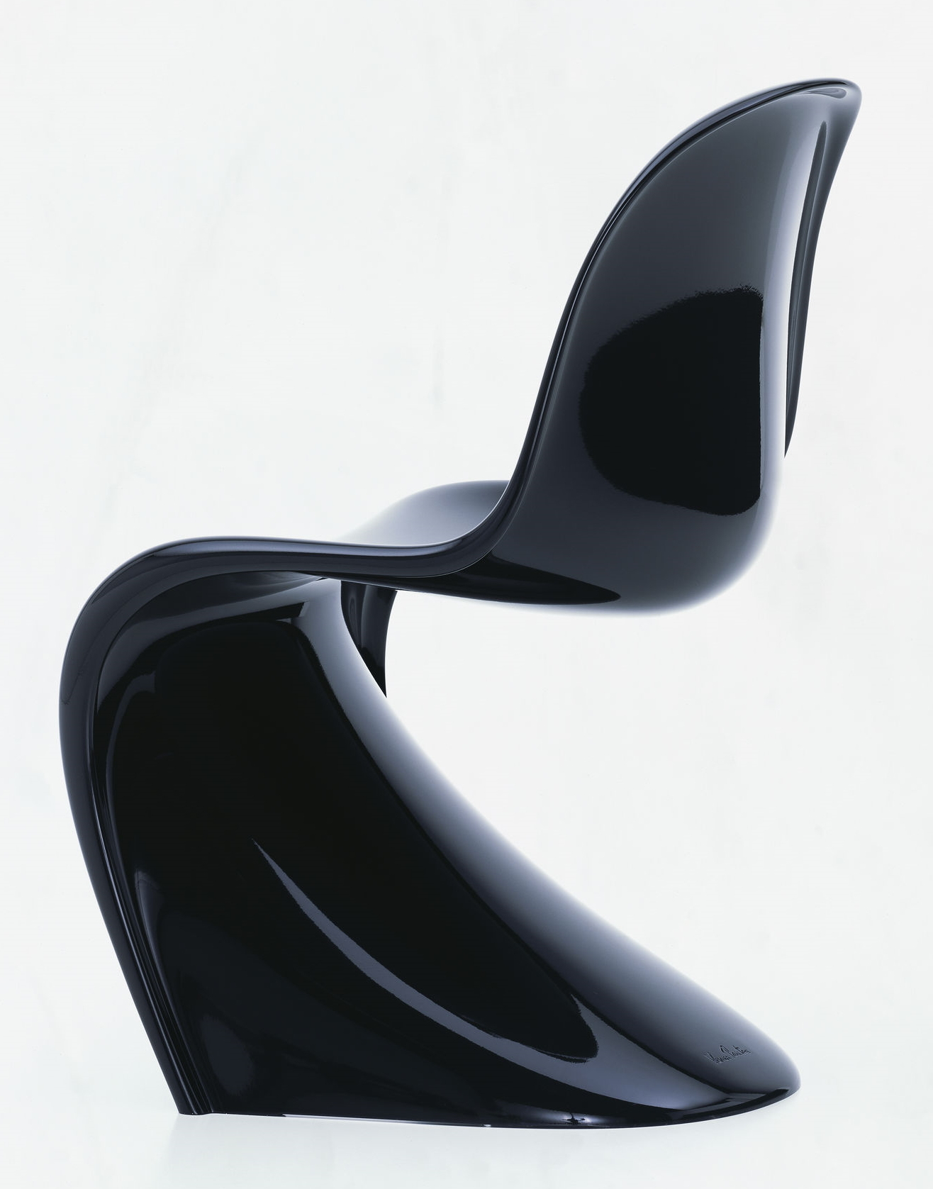 Schwarzer Panton Chair von Vitra, ein moderner Designklassiker. Freischwinger Stuhl aus Kunststoff.