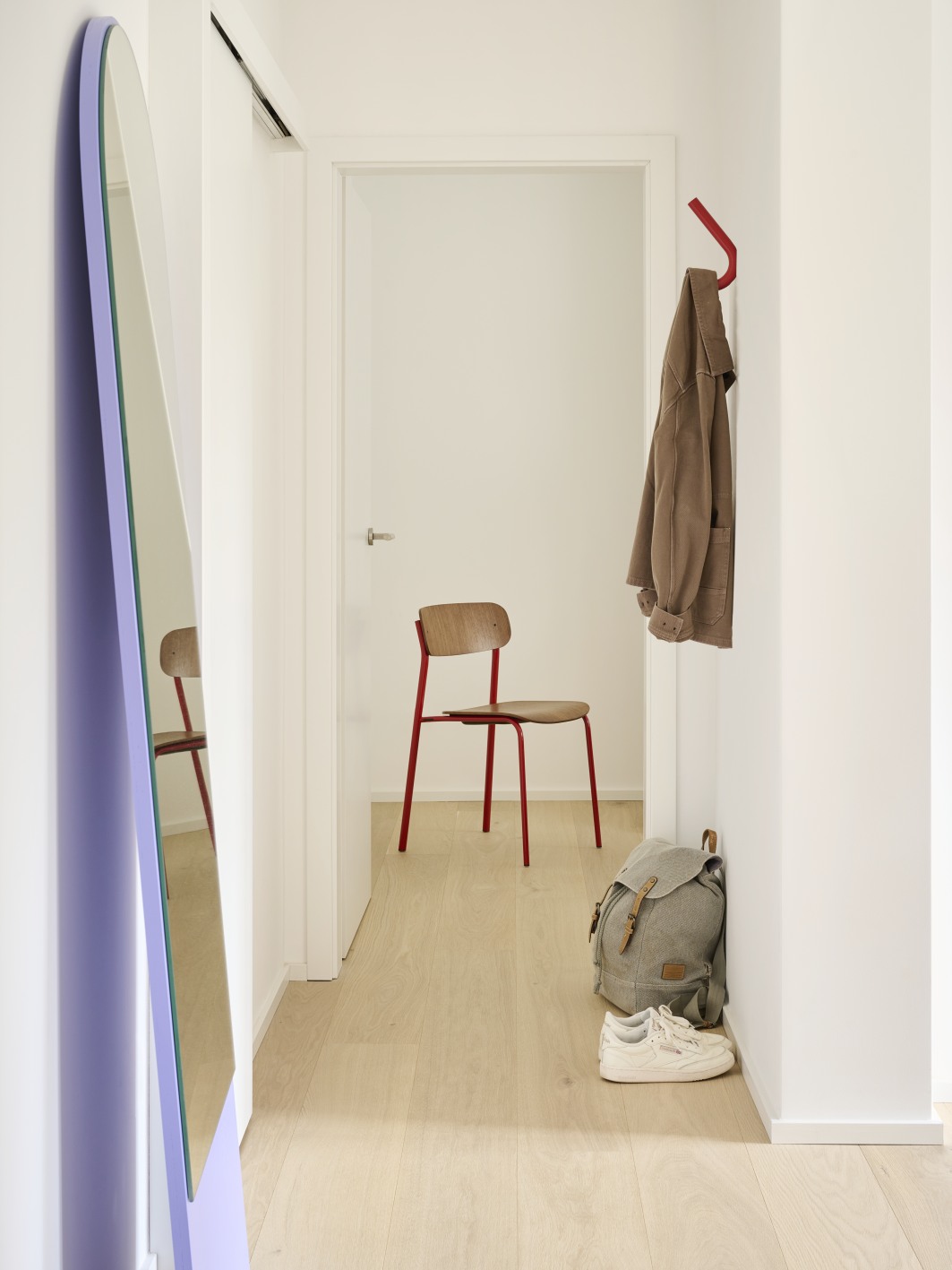 S 243 Stahlrohrstuhl im Flur mit Spiegel, Jacke, Rucksack und Schuhen für minimalistisches Wohnen.