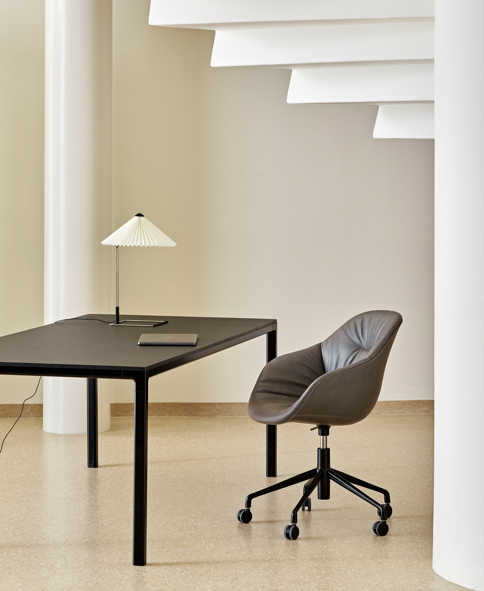 Nahaufnahme des Hay About a Chair AAC153 Soft Bürostuhls mit schwarzem Tisch und Lampe.