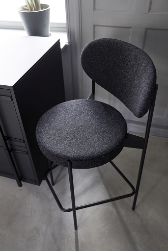 Verpan Series 430 Barhocker 65 cm, grauer Stoffbezug, schwarzes Metallgestell, modernes Design für Küche und Bar.