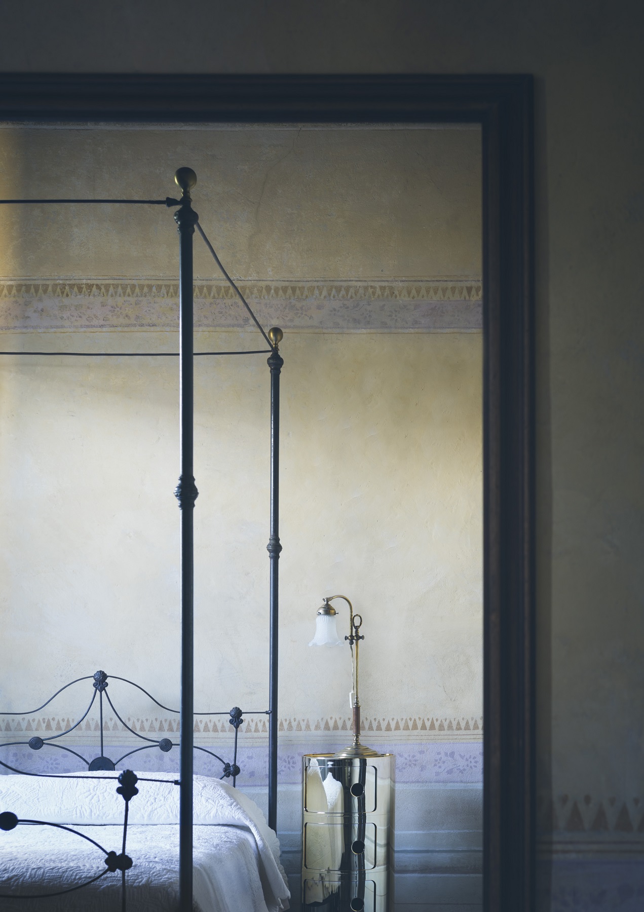 Componibili 3er Element Container von Kartell in Gold als Nachttisch mit Lampe neben Bett.