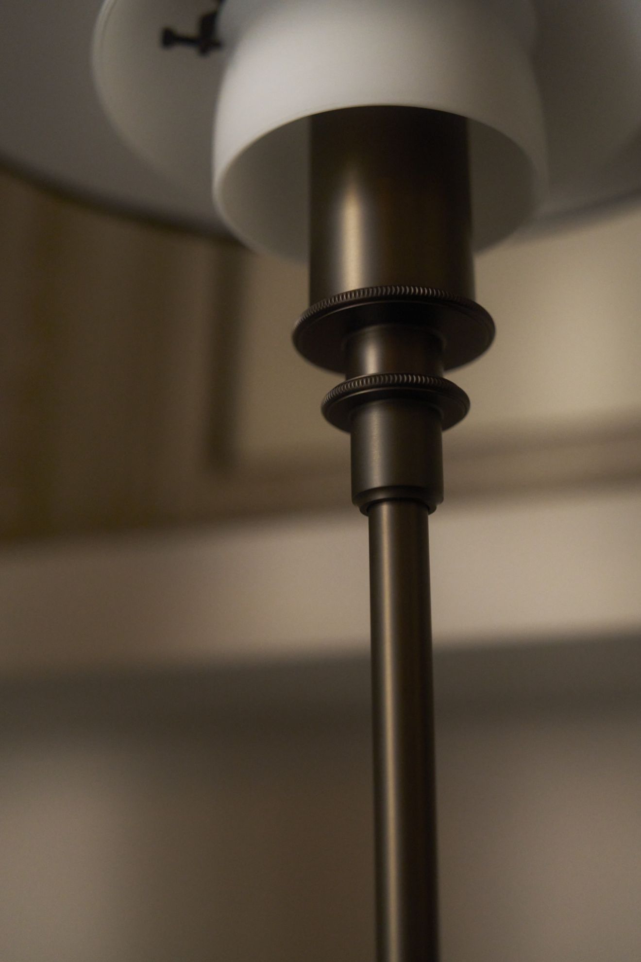 Detailaufnahme der Louis Poulsen PH 3/2 Tischleuchte aus Messing mit Opalglas, modernes Design.