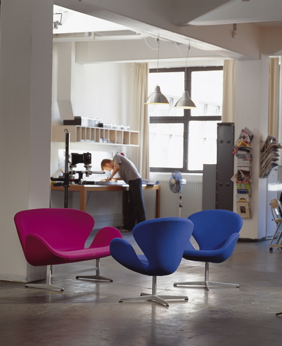 Das Swan Sofa von Fritz Hansen, ein rosafarbener und zwei blaue Design-Sessel im modernen Wohnraum.