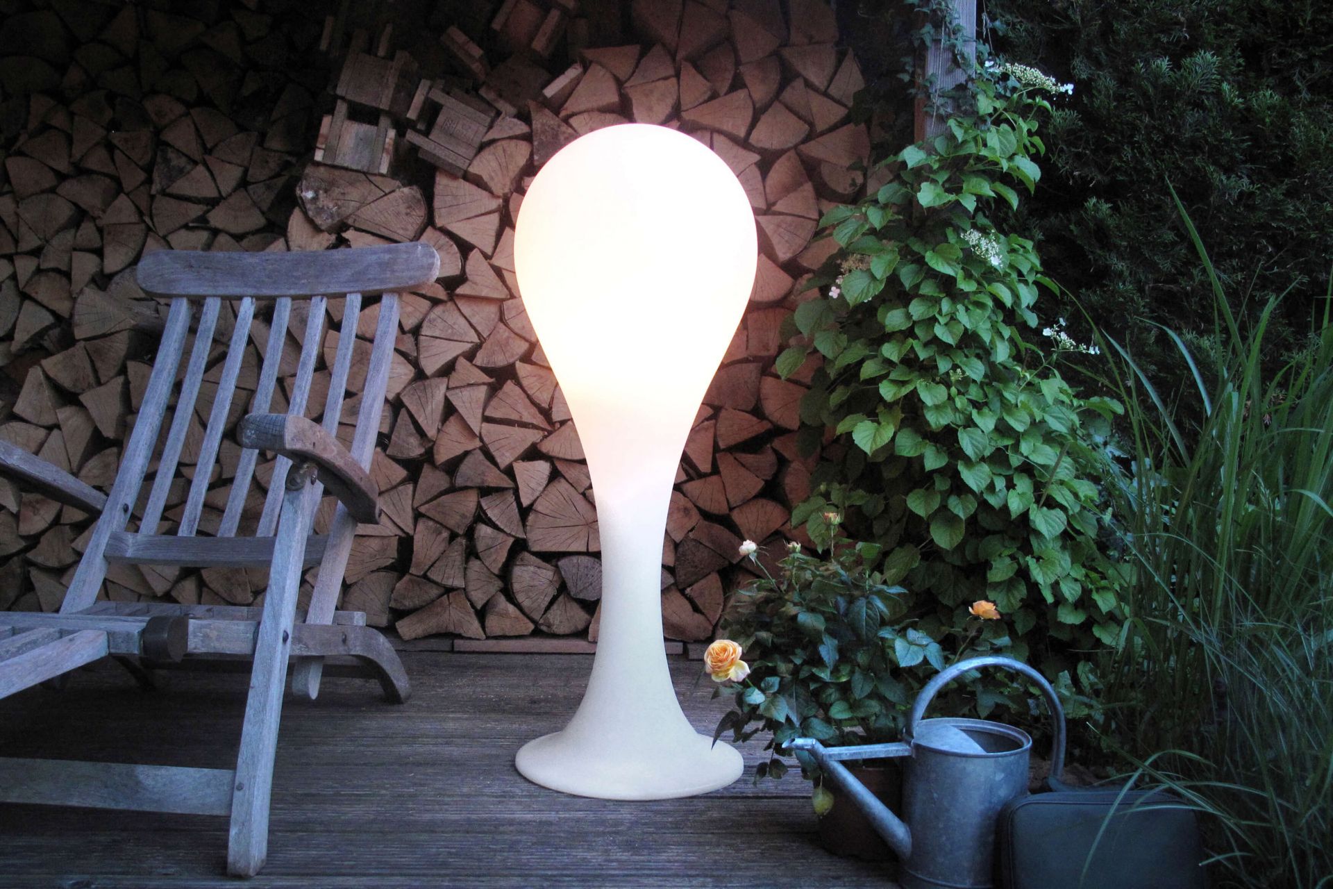 Freistehende, leuchtende Stehlampe in Tropfenform für den Garten oder die Terrasse, stimmungsvolle Außenbeleuchtung.
