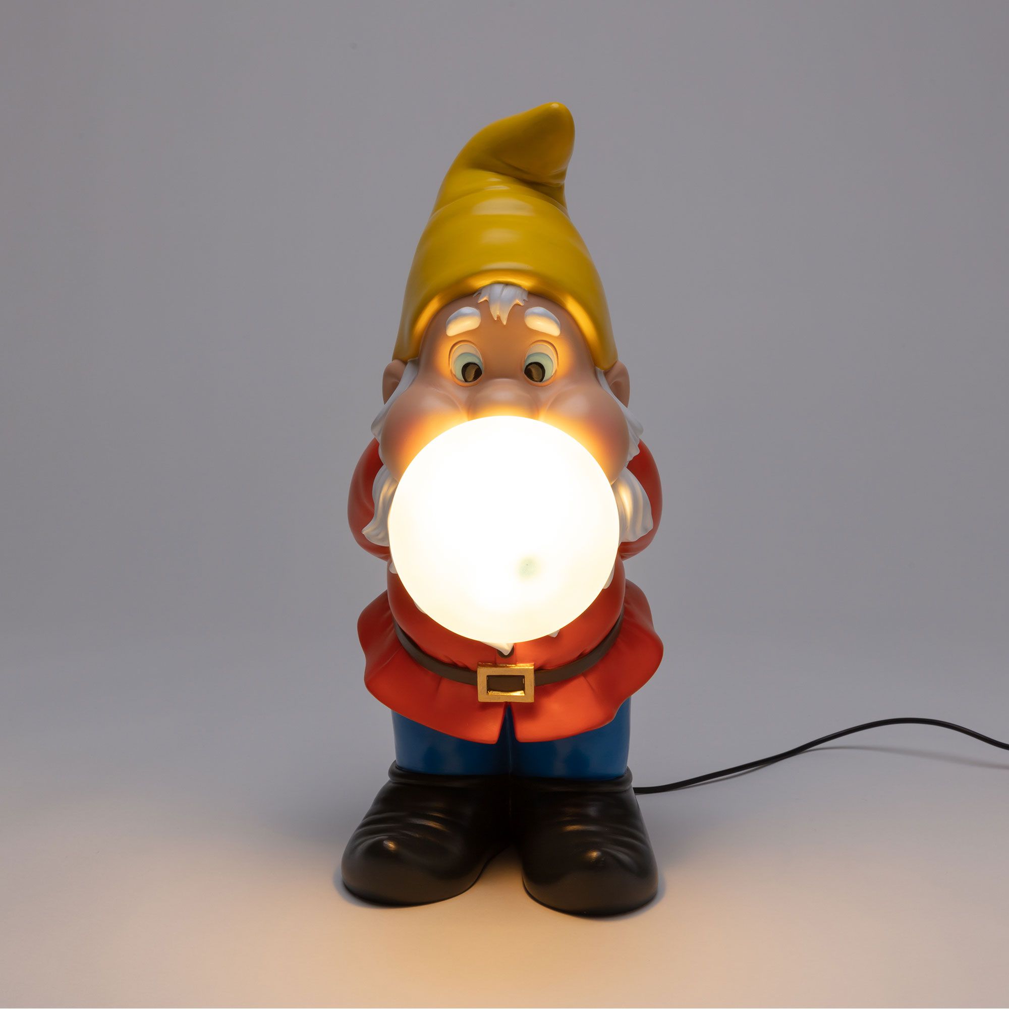 Gummy Snooping Lampe von Seletti: Ein lustiger Gartenzwerg hält eine leuchtende Kugel als Nachttischlampe.