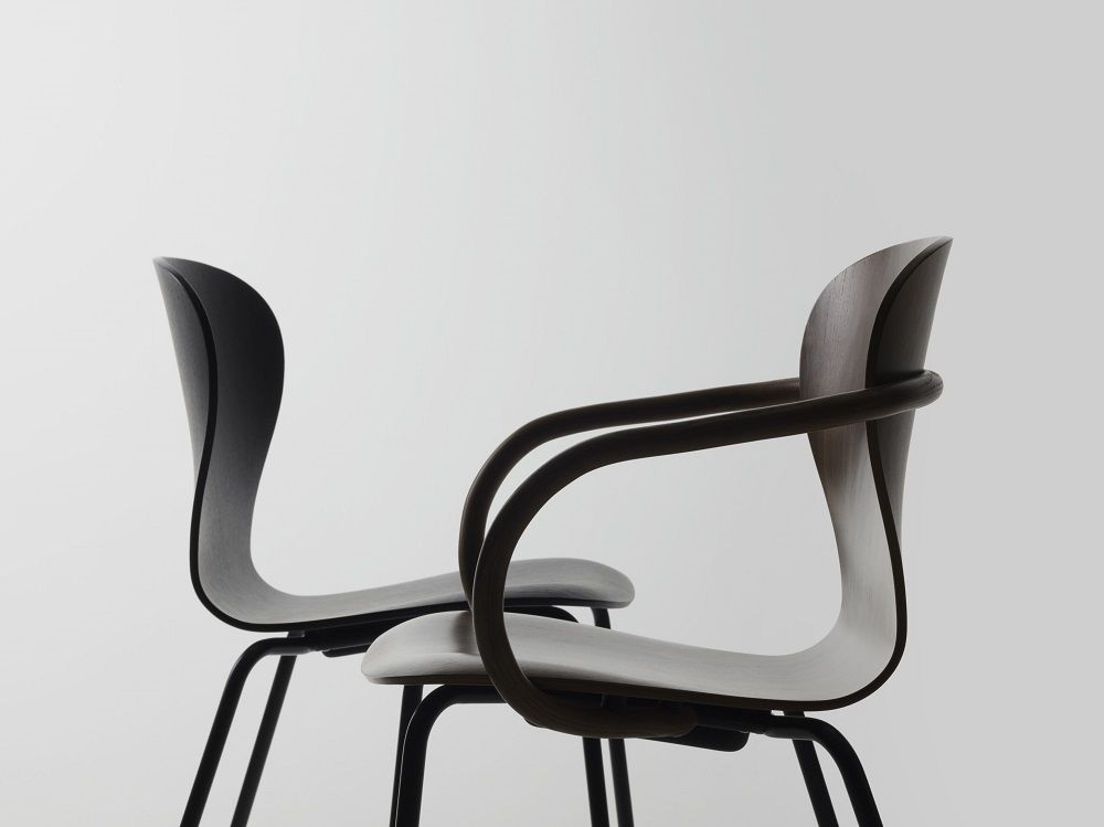 Zwei S 220 F Thonet Formholzstühle mit Armlehne in dunklem Holz und schwarzem Metallgestell.