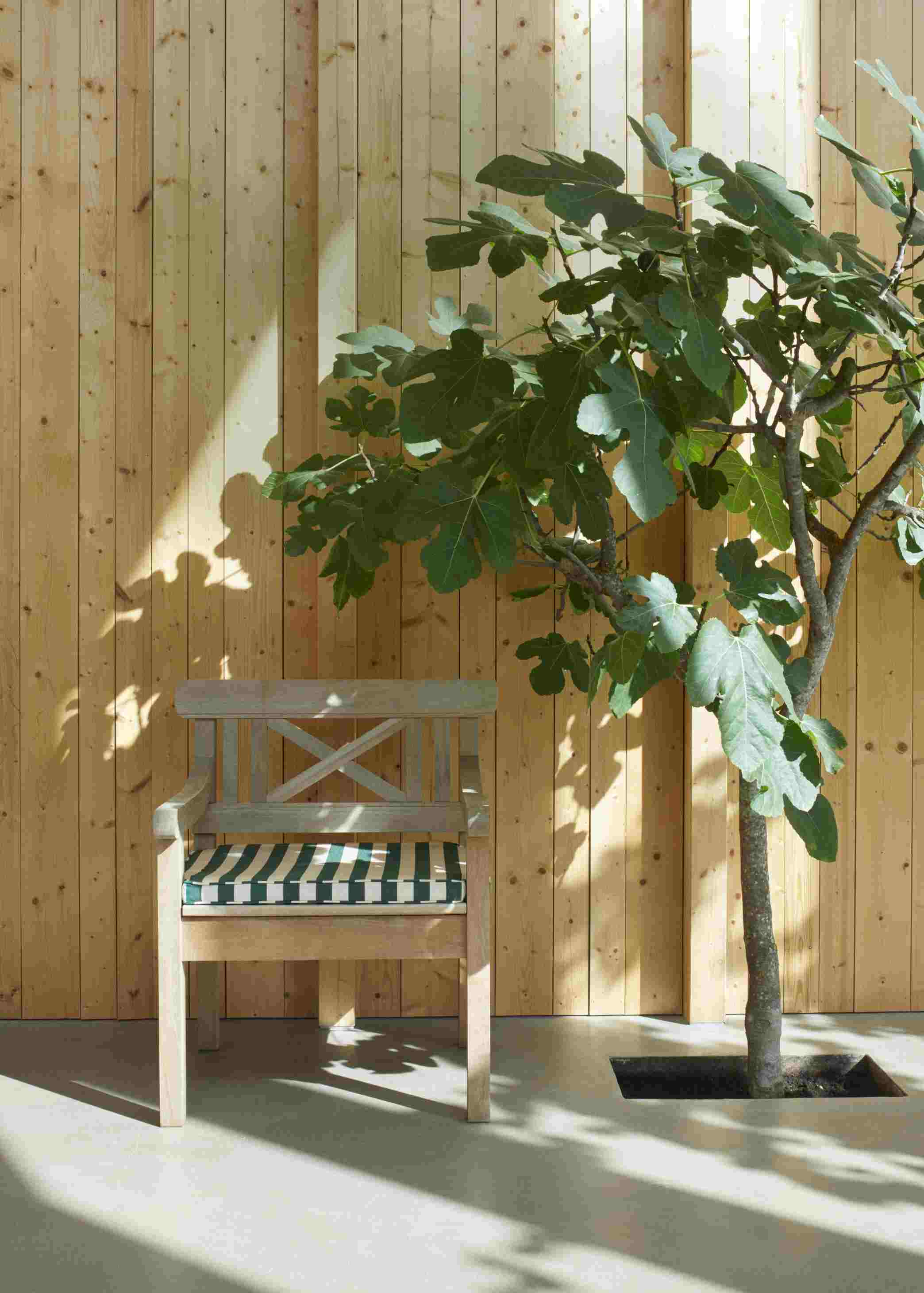 Drachmann Stuhl mit Sitzkissen in Helles Apricot und Dunkelgrünen Streifen für den Garten.