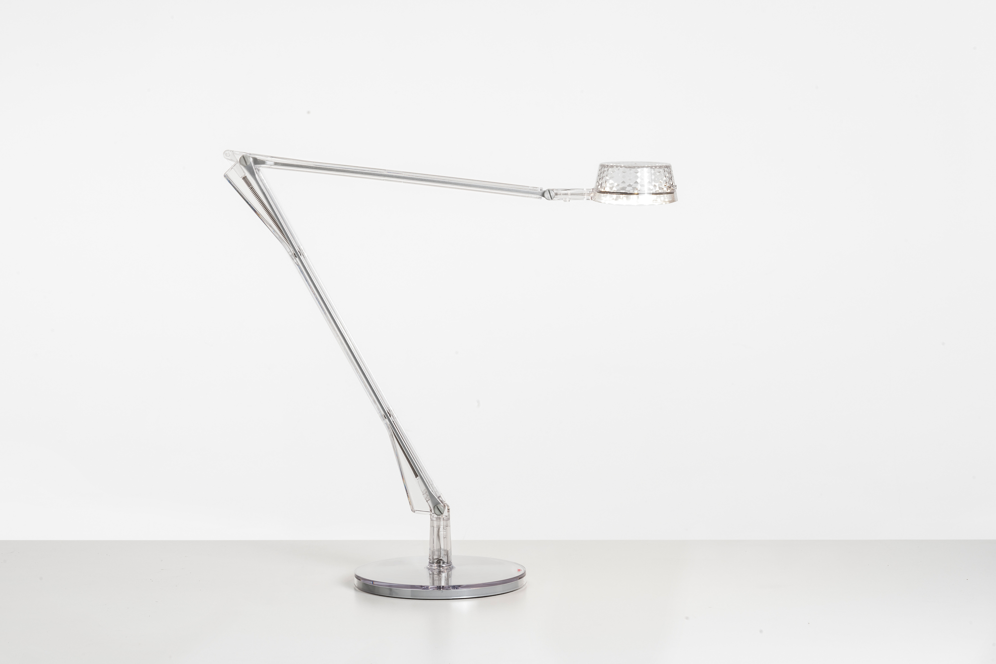 Aledin Tischleuchte von Kartell, transparent, mit verstellbarem Arm und LED-Leuchte.