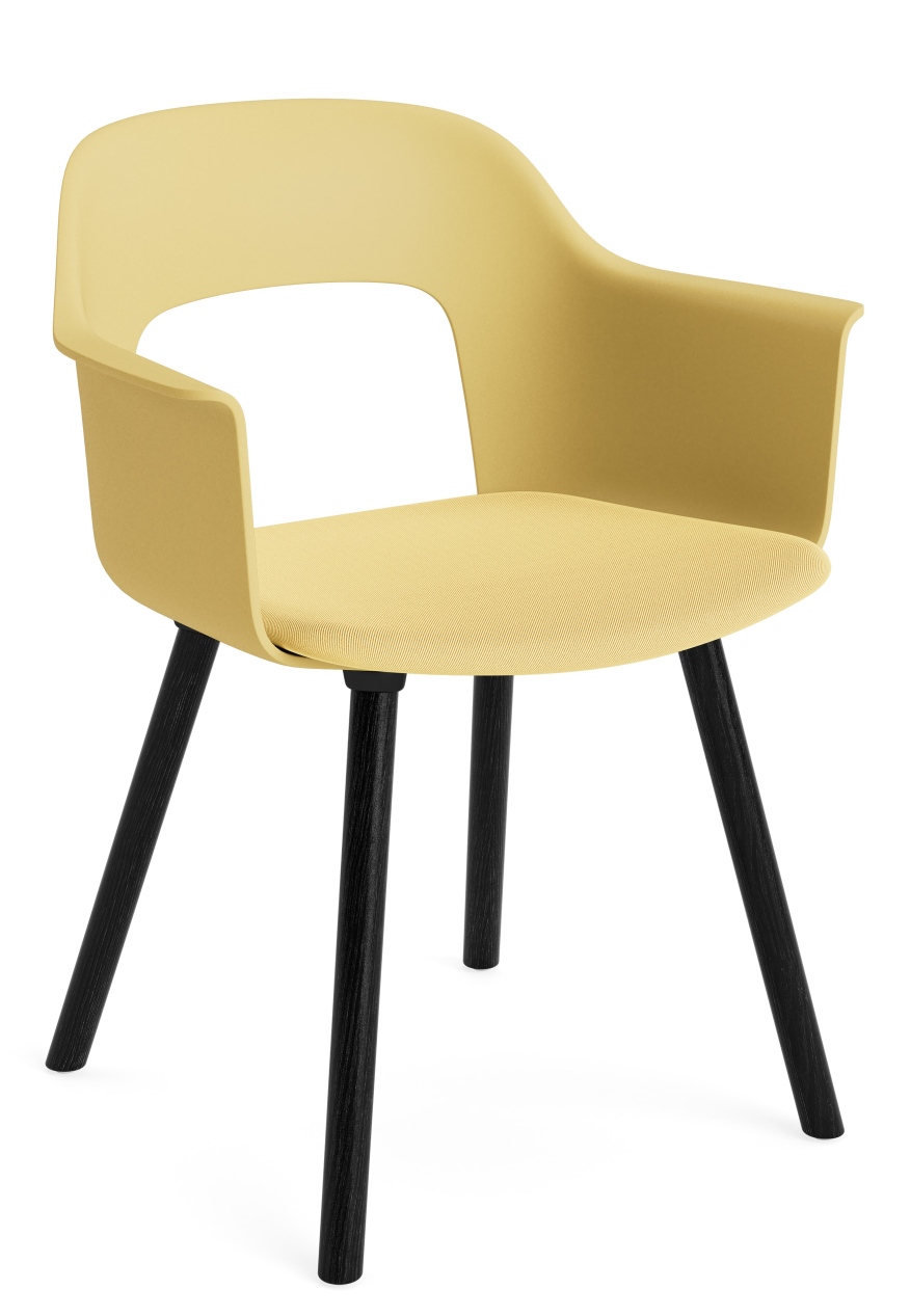 Gelber Layout Armchair 223 Armlehnstuhl von Hay mit schwarzen Holzbeinen, ideal für modernes Wohnen.