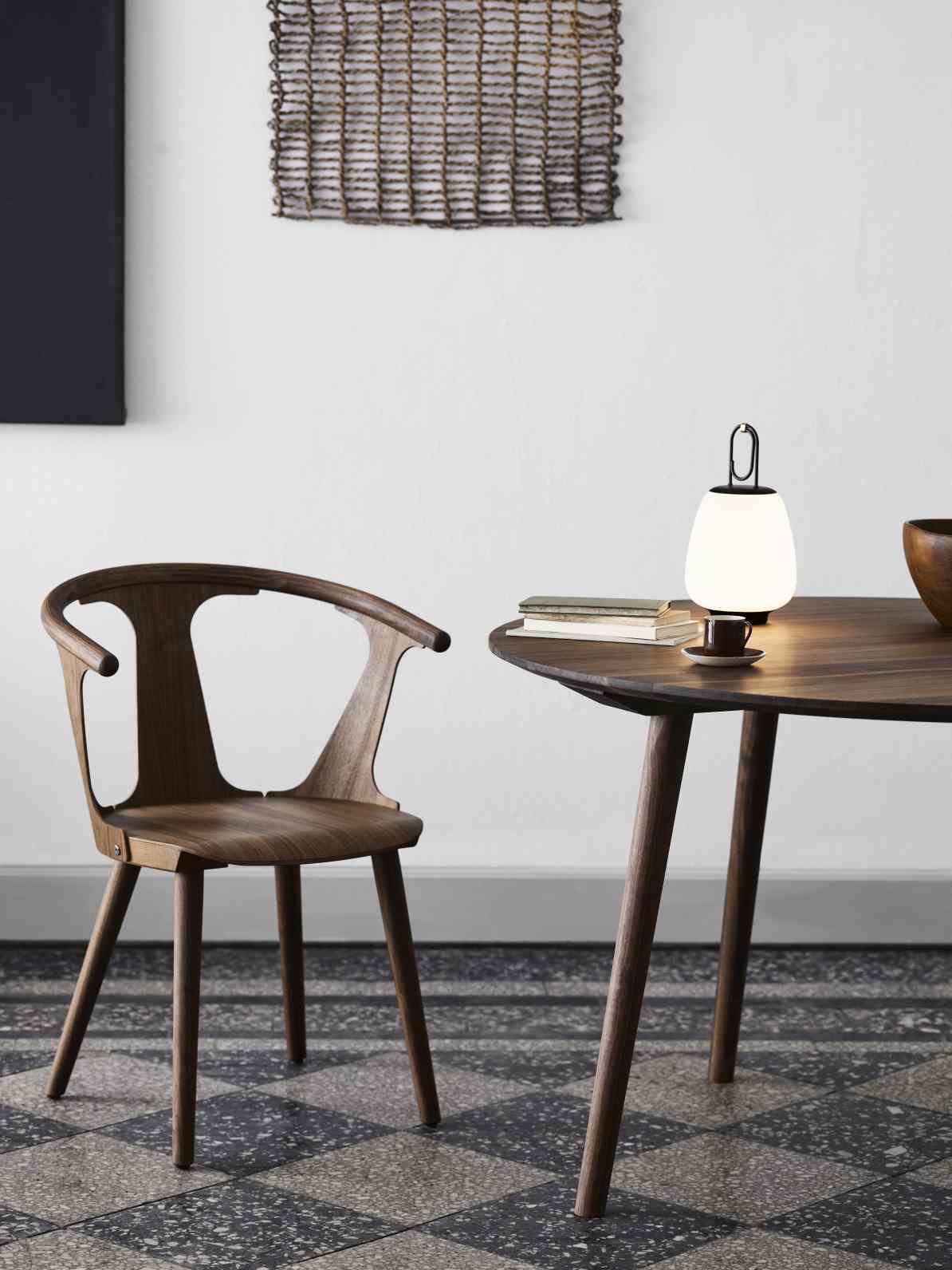AndTradition In Between Table SK3 aus Holz mit Lampe und Stuhl, modernes Design.