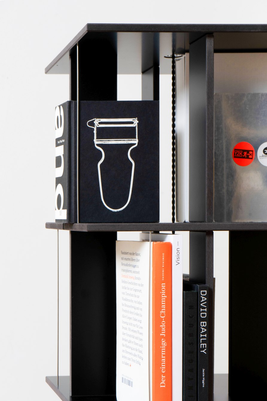 Boekentoren met letters, dvd-rek van Nils Holger Moormann