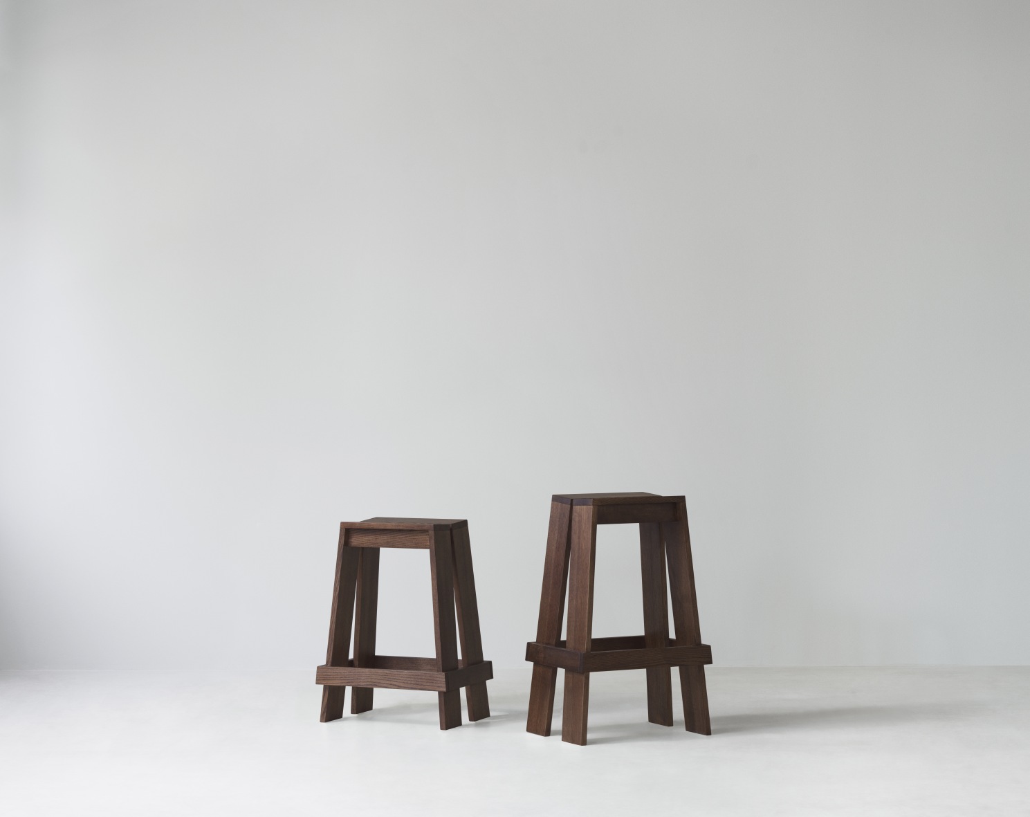 Zwei braune Let Barhocker H 75 cm von Normann Copenhagen vor einem hellen Hintergrund.