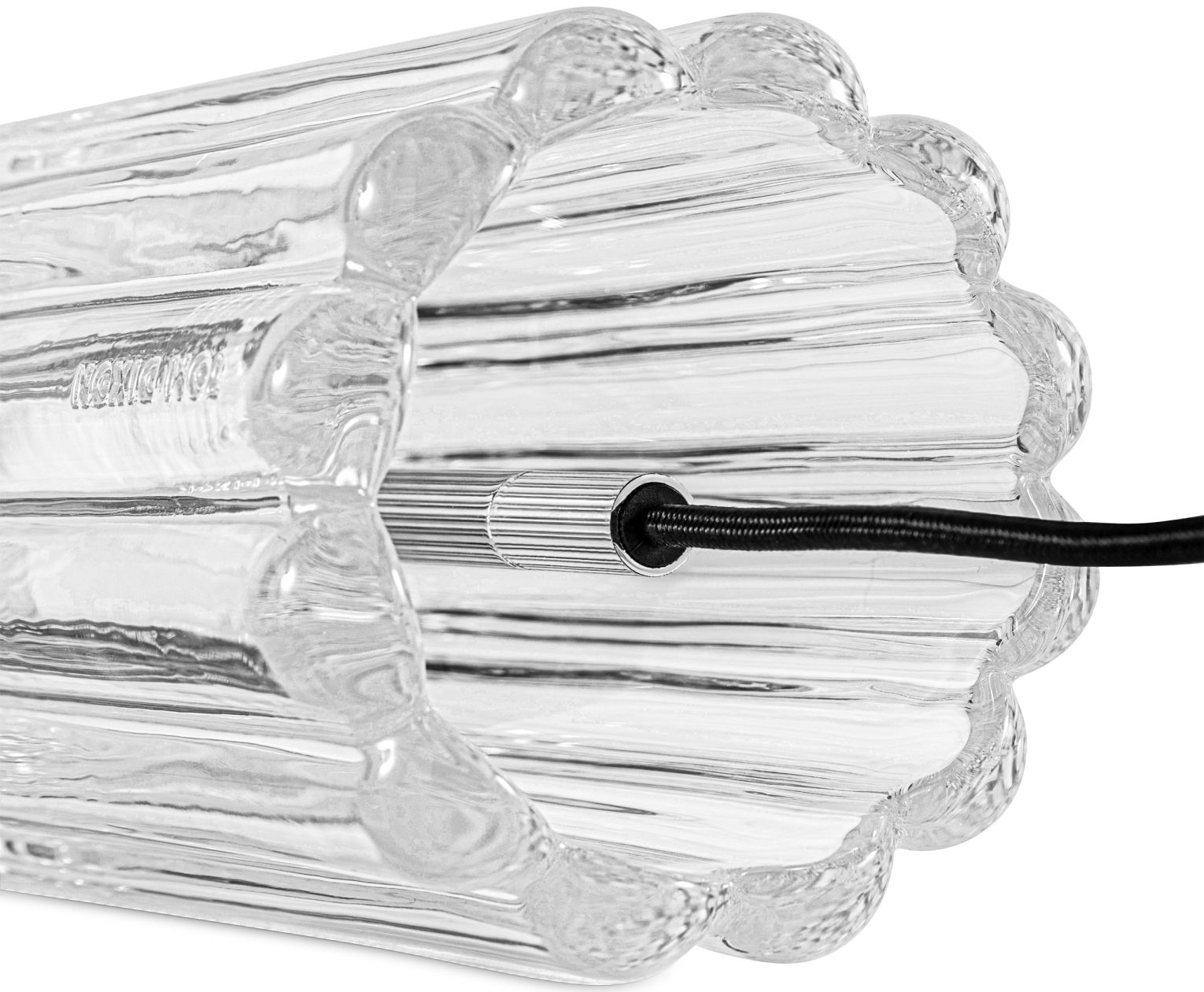 Detailaufnahme der Press Tischleuchte von Tom Dixon, gefertigt aus transparentem, geriffeltem Glas mit schwarzem Kabel.