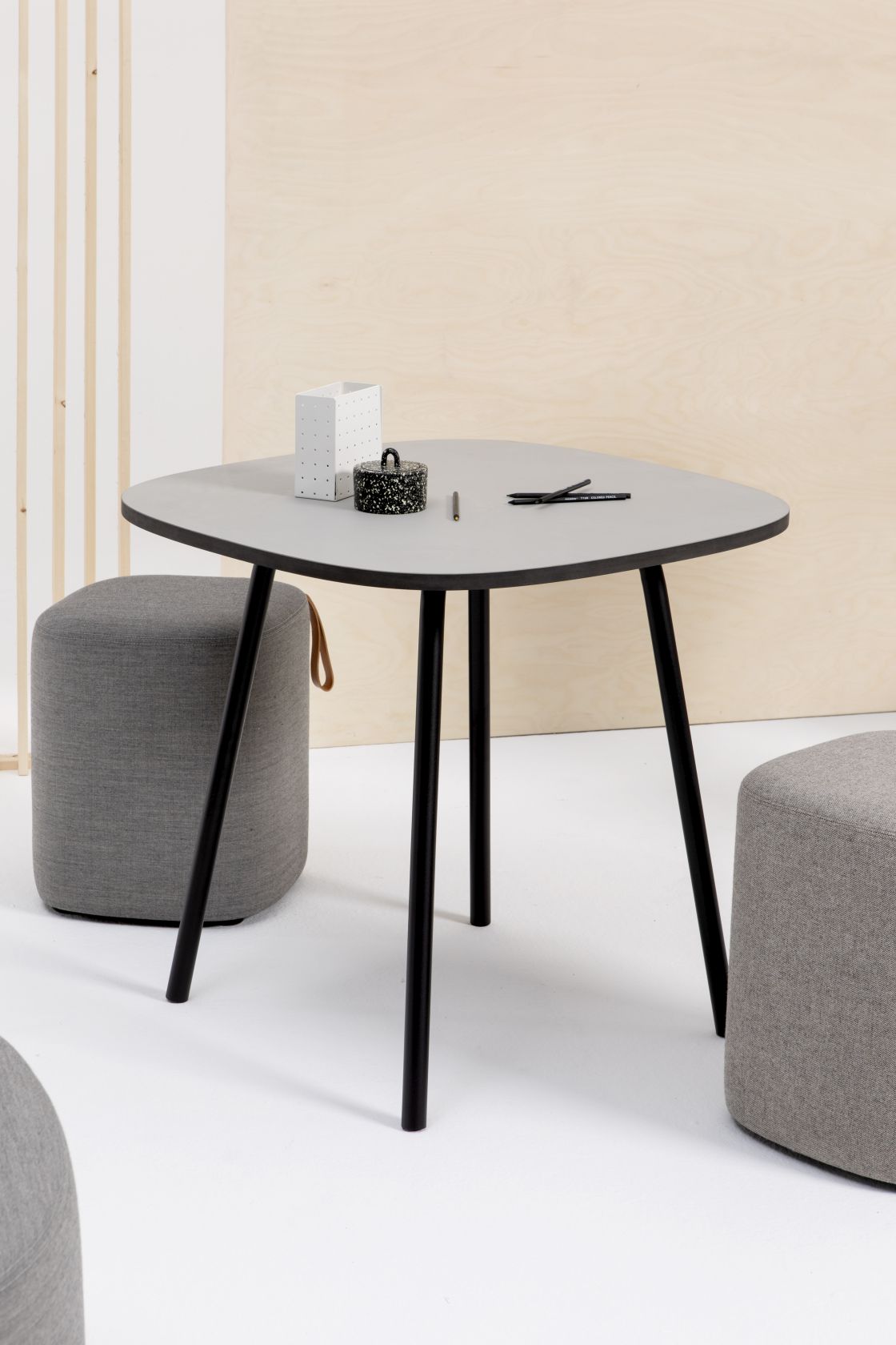 Pully Square Hocker von Cascando und grauer Tisch mit Stiften, Büro Hocker.