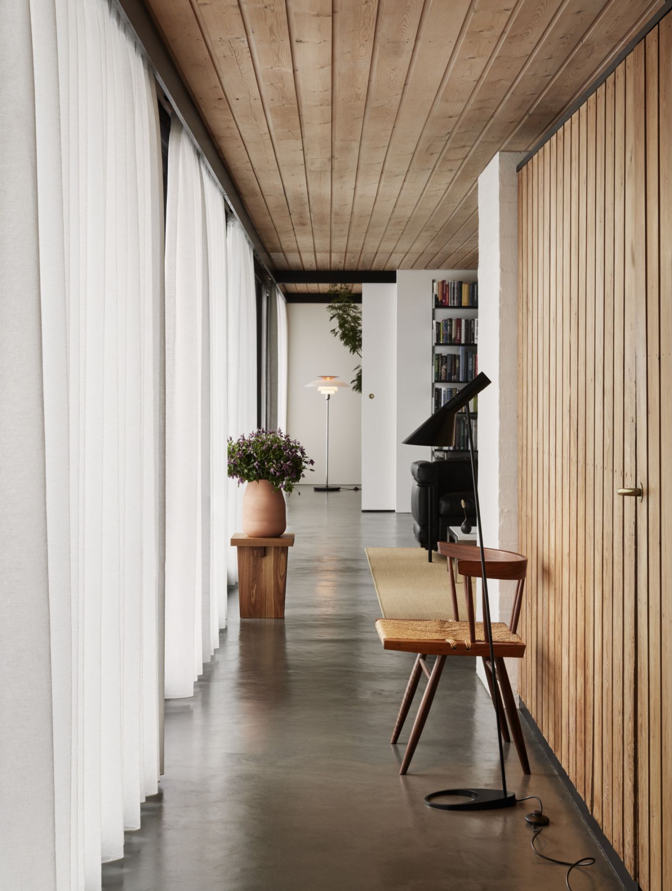 Heller Flur mit Holzdecke, weißen Vorhängen, Holzstuhl und Stehlampe, minimalistisches Interior Design.