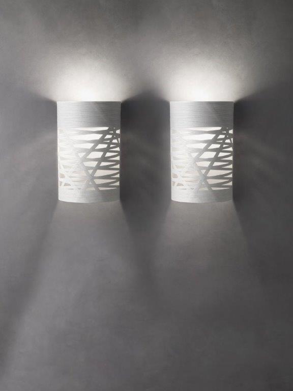 Zwei moderne Tress Wandleuchten von Foscarini in Weiß mit geometrischem Muster an einer grauen Wand.