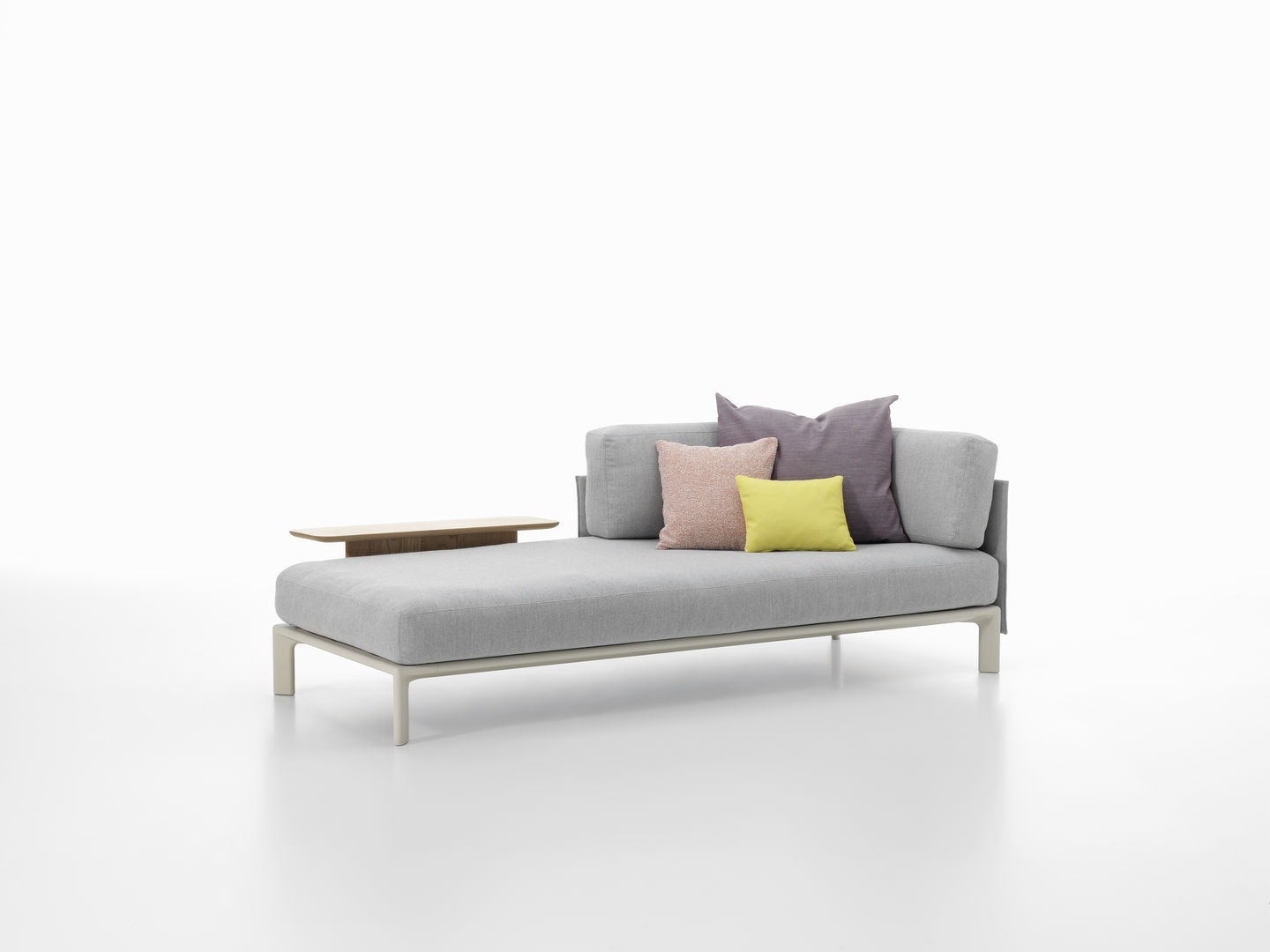 Vitra Anagram Sofa Plattform 90x180 cm, modernes graues Lounge Sofa mit Kissen und Ablage.