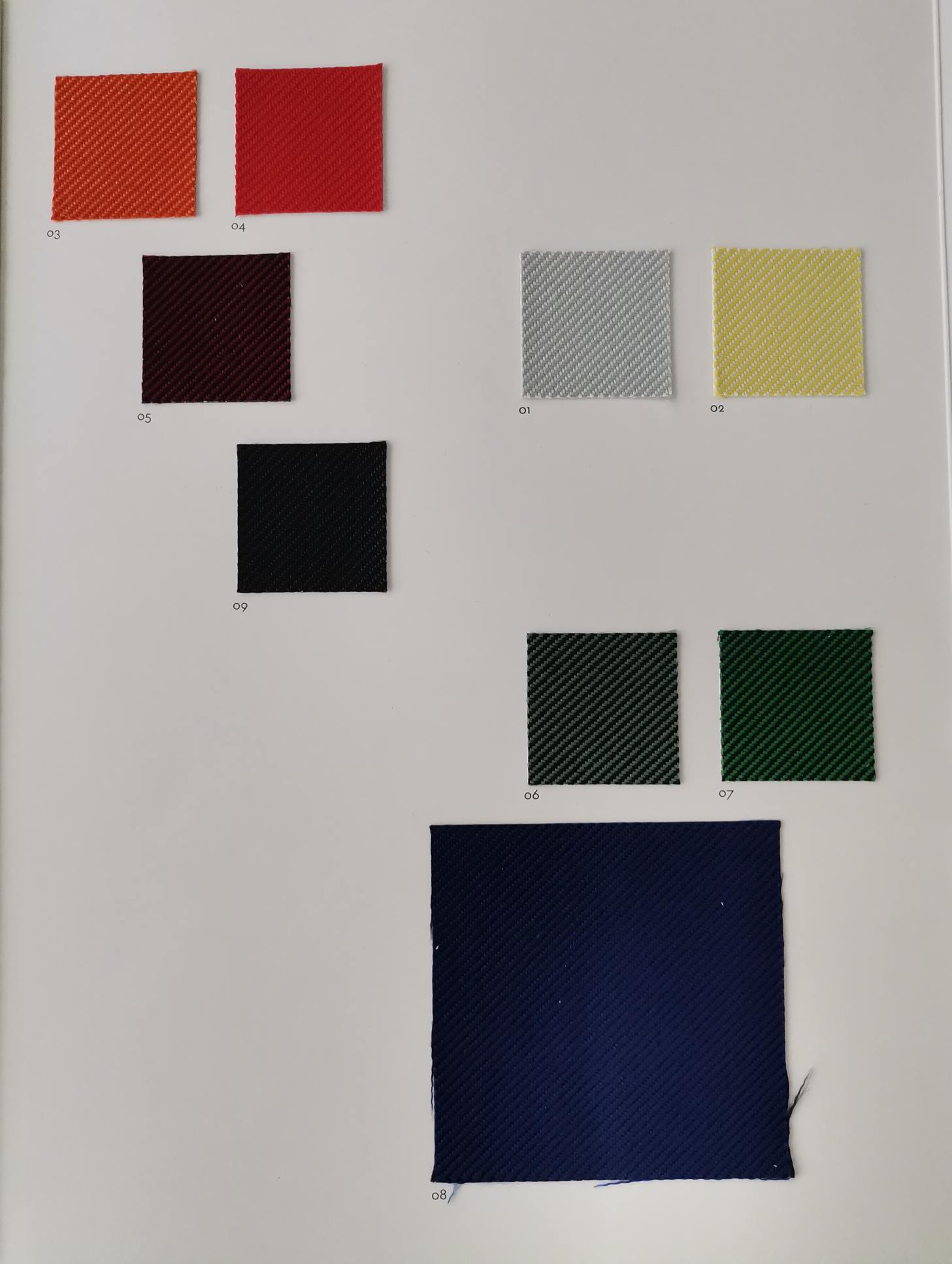 Stoffmusterkarte Reflect von Vitra mit verschiedenen Farben und Texturen für Möbelstoffe.