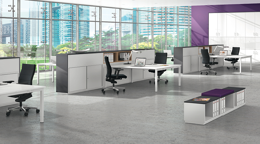 Büro mit Allvia Schiebetürenschrank von Assmann, weißen Bürotischen und ergonomischen Bürostühlen. Stauraum und modernes Design.