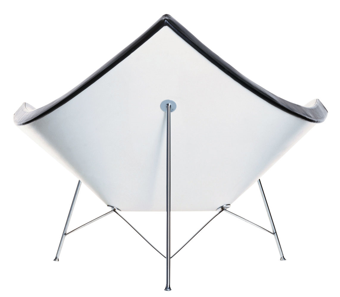 Ansicht von unten des weißen Vitra Coconut Chairs mit schwarzem Rand und verchromtem Stahlgestell.