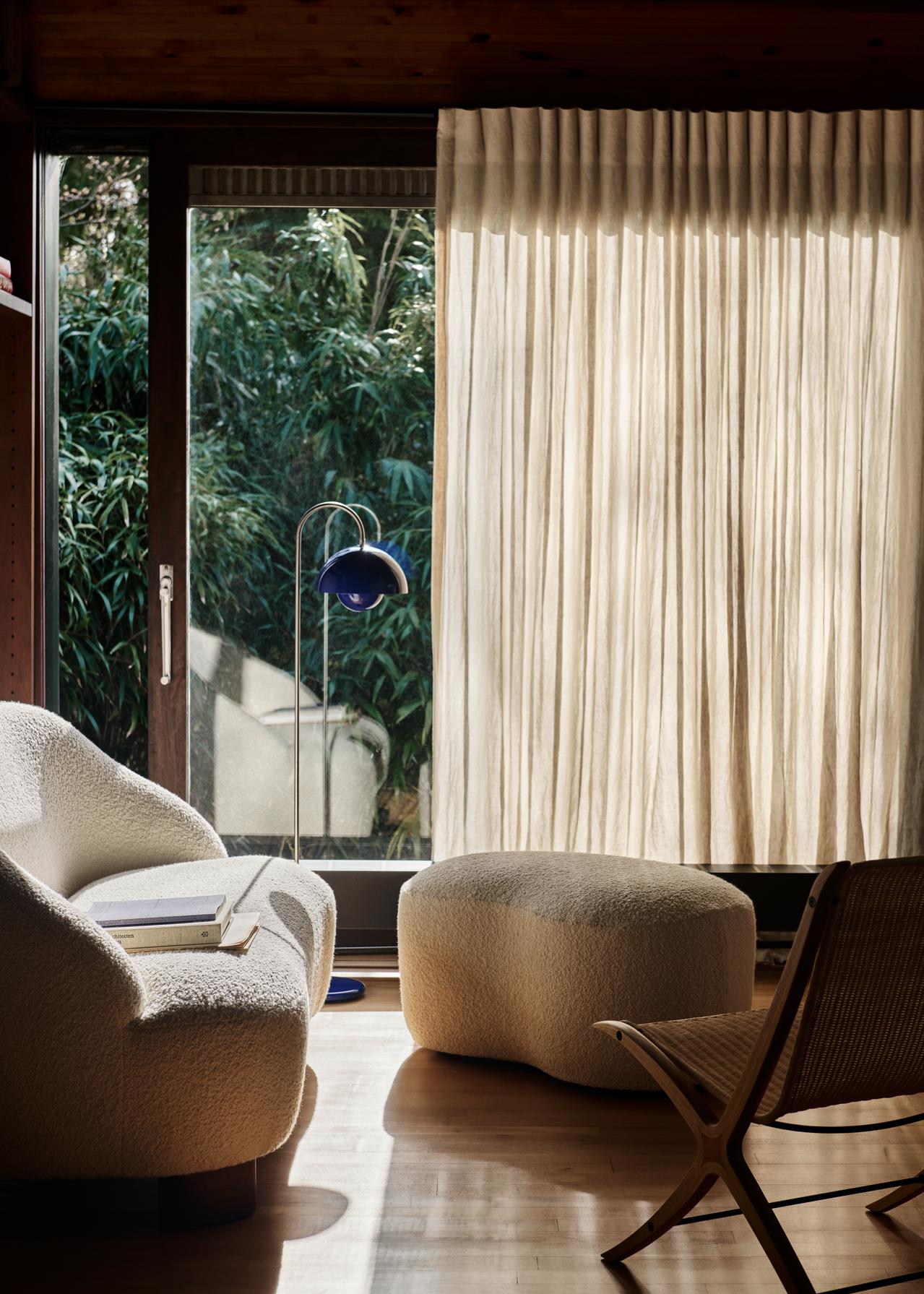 Flowerpot VP12 Stehleuchte von AndTradition in blau, im modernen Wohnzimmer mit Sessel und Vorhang.