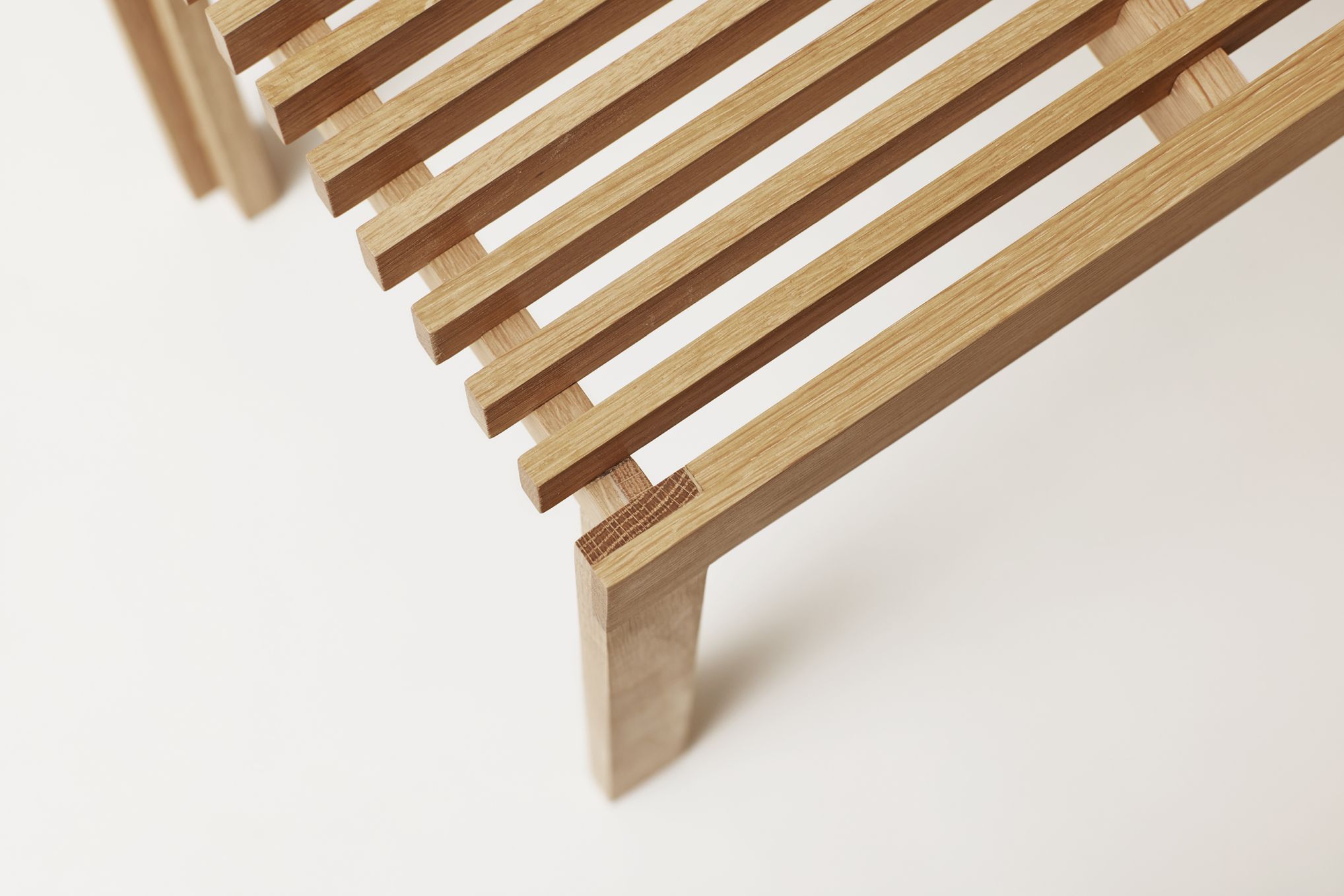 Detailaufnahme des Lightweight Hocker Eiche von Form & Refine, minimalistisches Design mit hellen Holzlamellen.