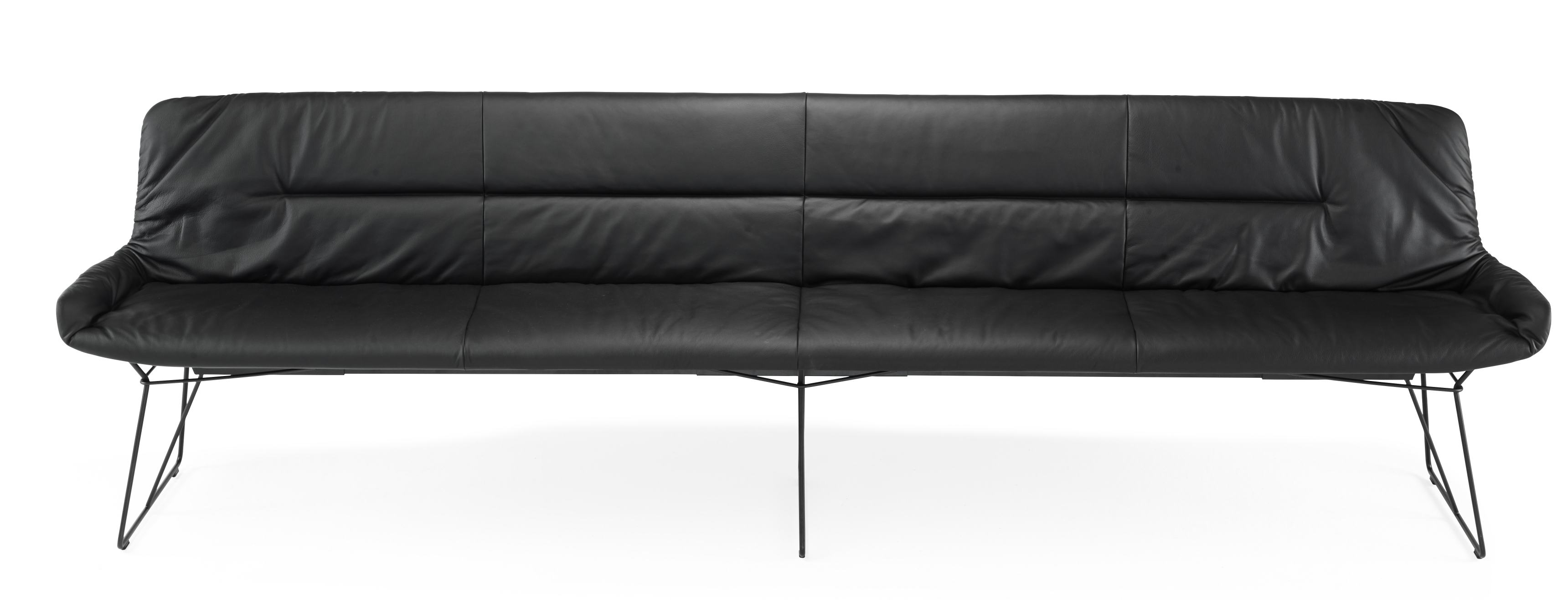 Schwarze Leya Bank von Freifrau Manufaktur mit Lederbezug und filigranem Metallgestell. Design Sitzbank für Wohnzimmer.