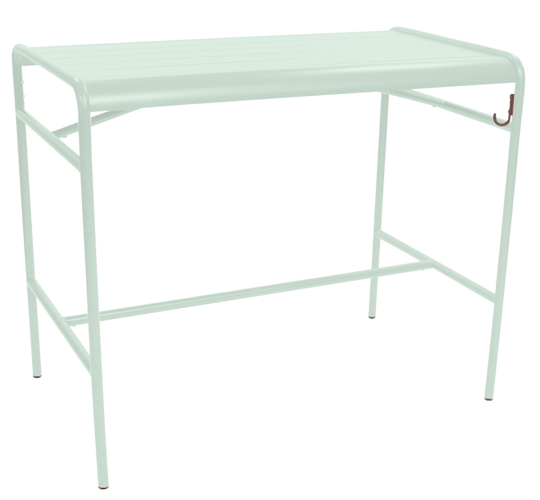 Heller, mintfarbener Luxembourg Stehtisch von Fermob, ideal für den Outdoor-Bereich, mit Haken.