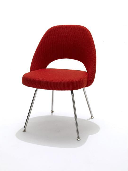Saarinen Conference Chair von Knoll International, roter Konferenzstuhl mit verchromtem Stahlgestell, modernes Design.