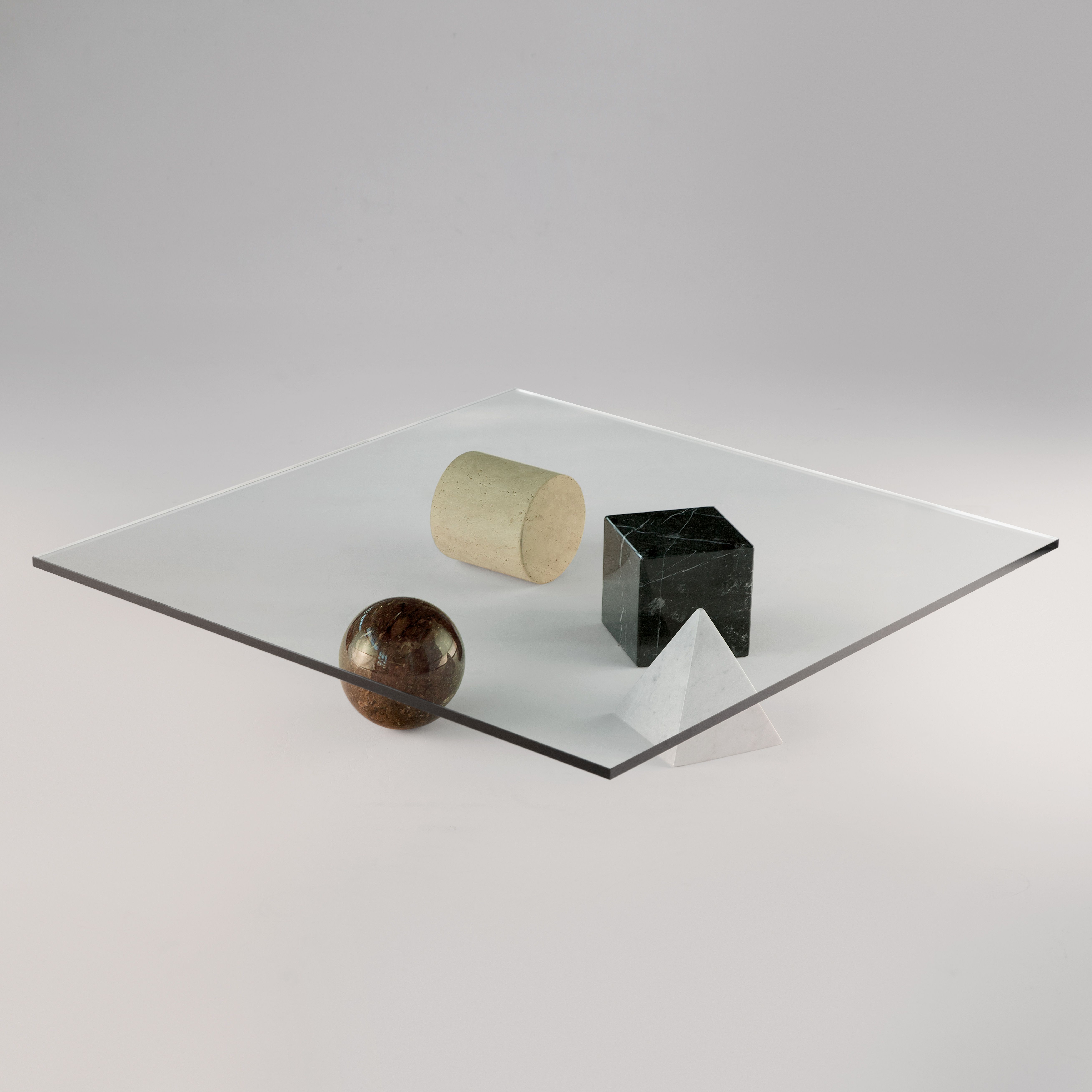 Metafora Tisch von Martinelli Luce: Glasplatte mit Kugel, Zylinder, Würfel und Pyramide aus Marmor.