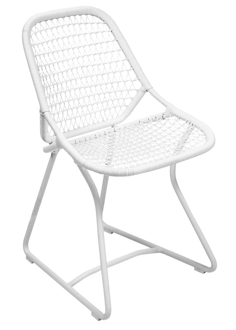 Weißer Sixties Stuhl von Fermob für den Außenbereich mit geflochtener Sitzfläche und filigranem Stahlgestell.