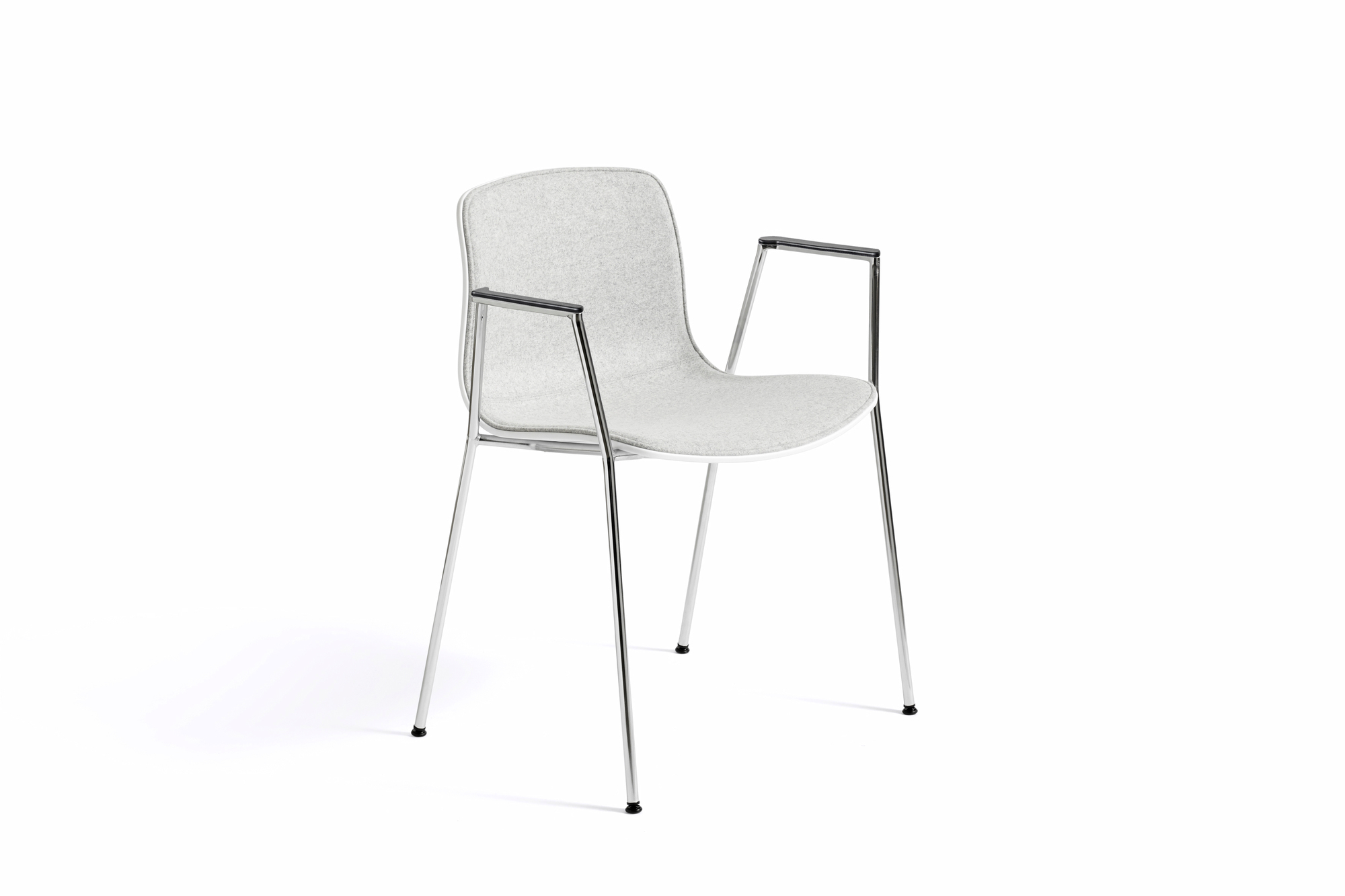 About a Chair AAC18 Stuhl von Hay mit Armlehnen und verchromtem Gestell.