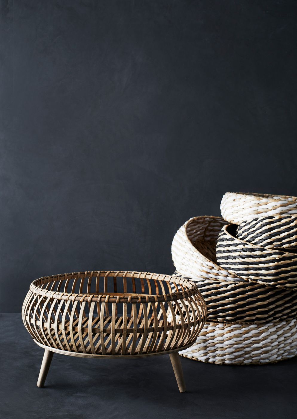 Dekorative Körbe aus Rattan und Seegras, verschiedene Größen und Designs für stilvolle Aufbewahrung im Wohnbereich.