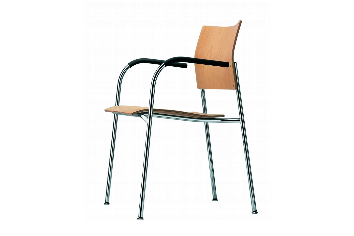 Thonet S 361 F Armlehnenstuhl: Holz Sitzfläche und Rückenlehne, verchromtes Stahlrohrgestell, schwarze Armlehnen.