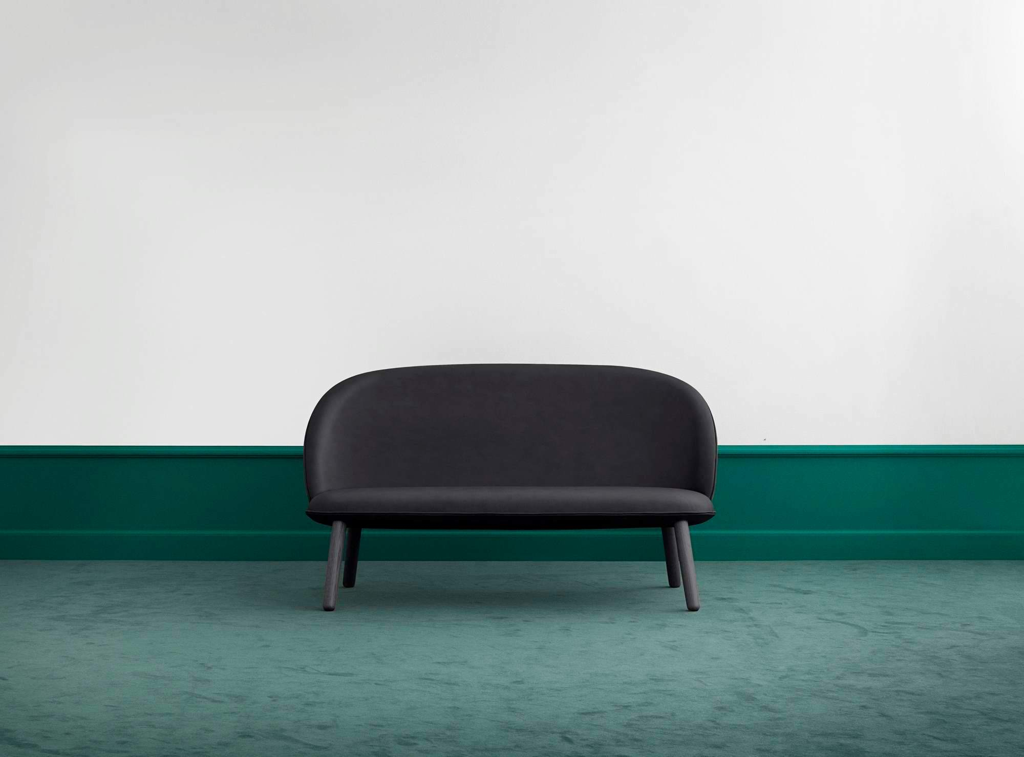 Schwarzes Ace Sofa von Normann Copenhagen, modernes Ledersofa für Wohnzimmer und stilvolles Interieur.