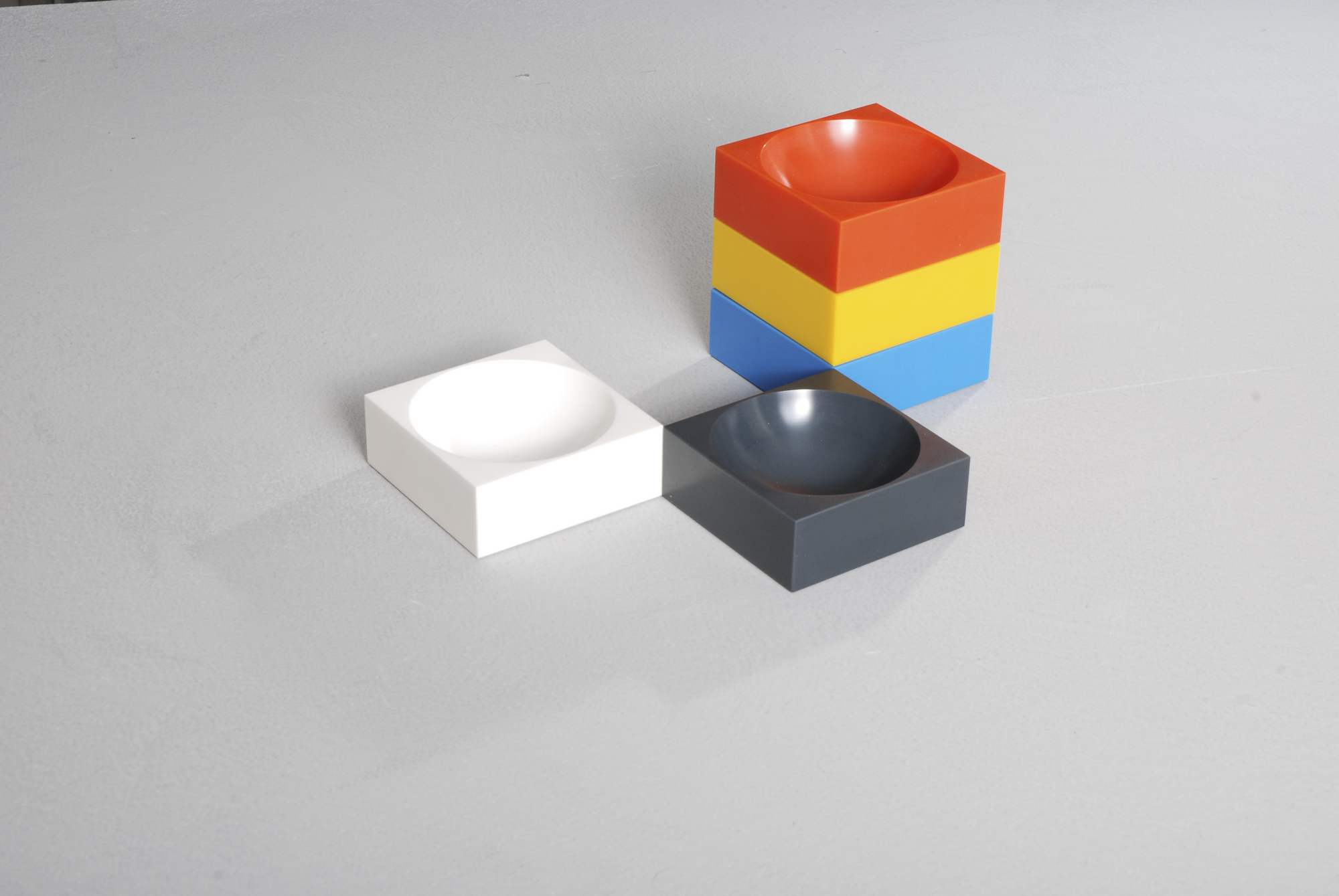 Modul 4 Magnetic Bowl Schale Farmer 4er-Set in Weiß, Grau und gestapelten Primärfarben.