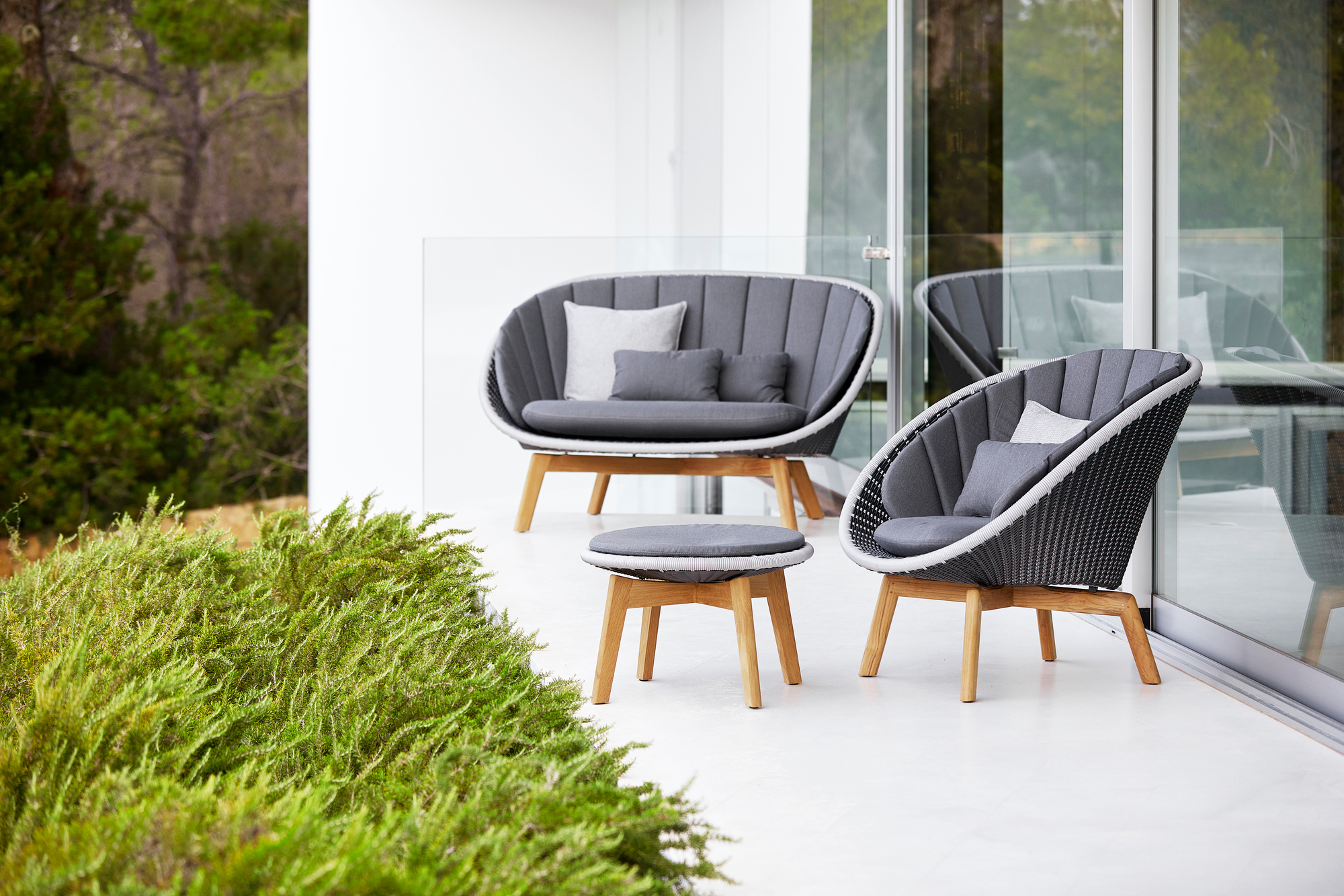 Peacock Outdoor Sofa und Sessel von Cane-Line aus Rattan und Teakholz für den Garten.