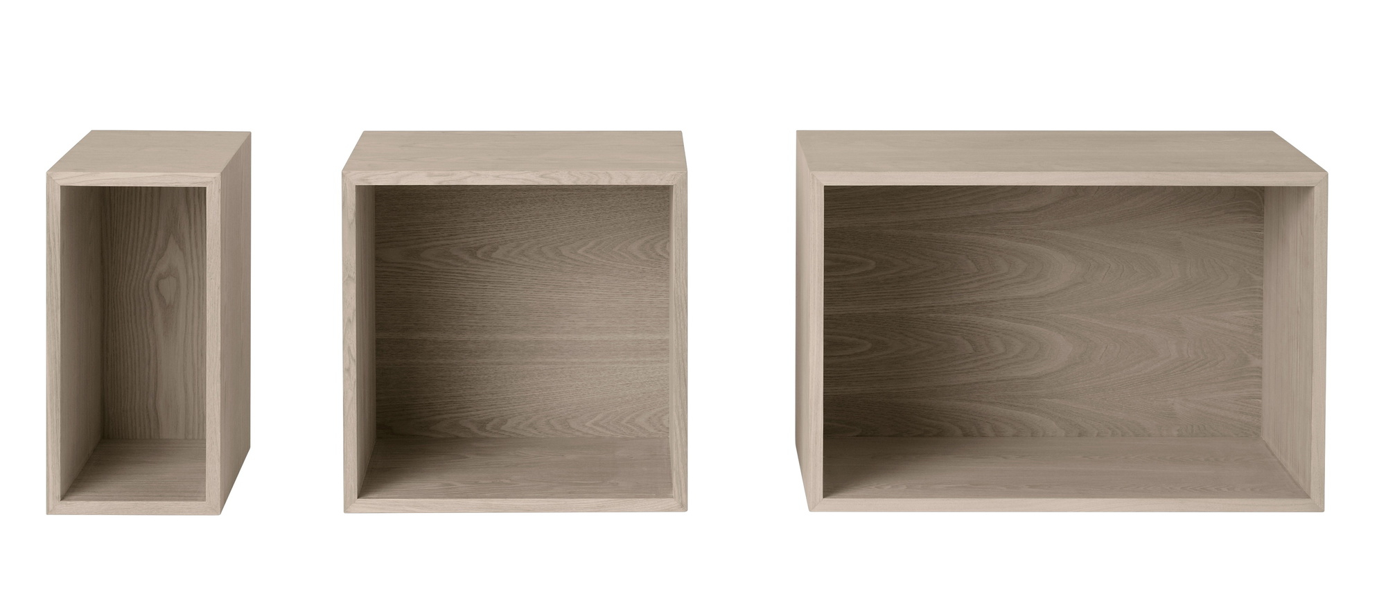 Muuto Stacked Storage System 2.0: Drei offene, modulare Regale aus hellem Holz, verschiedene Größen.