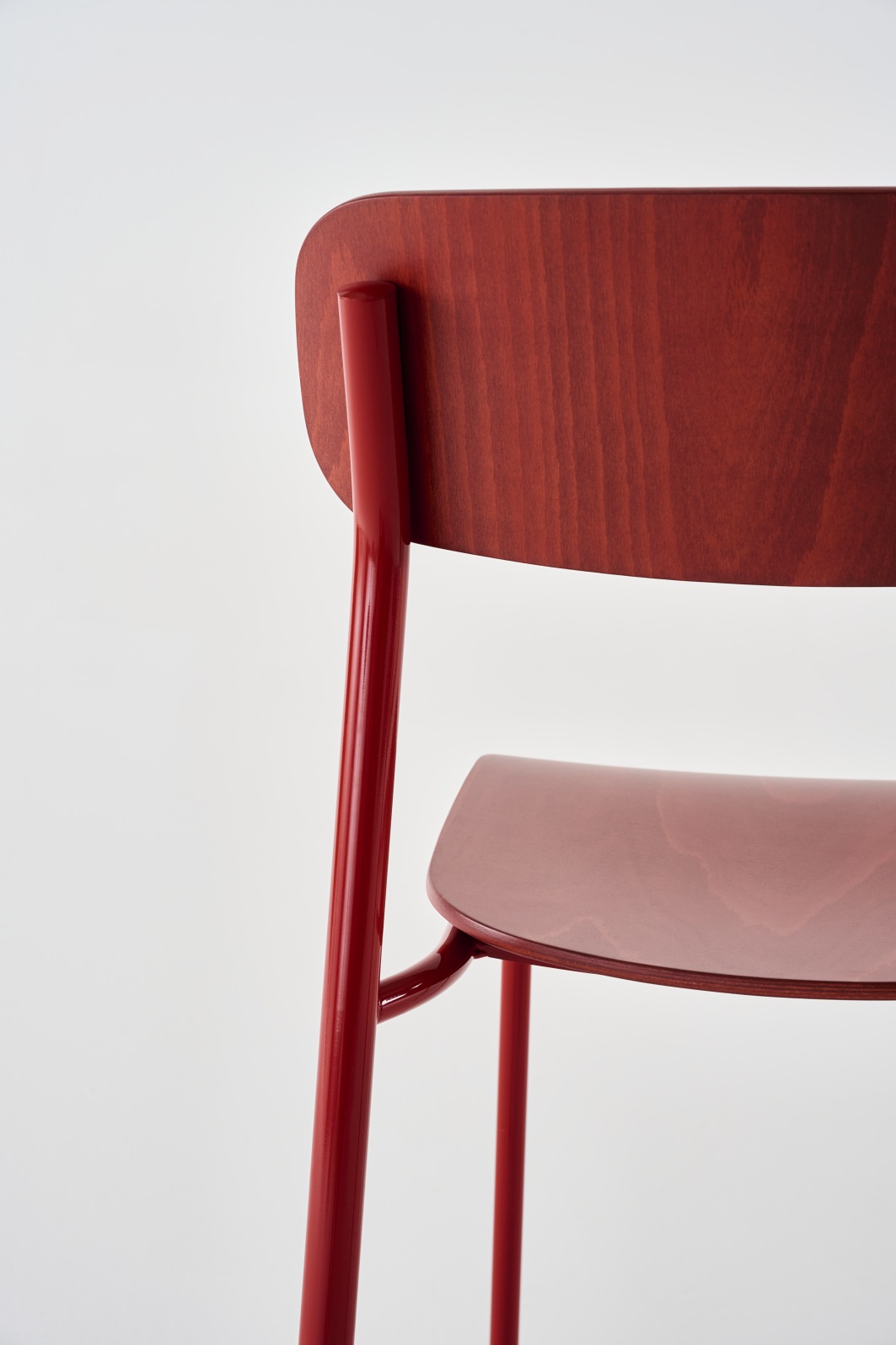 Detailansicht des S 243 Stahlrohrstuhls von Thonet in Olivgrün, ein zeitloses Designmöbel.