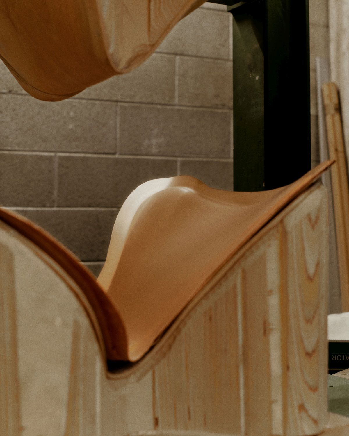 Detailaufnahme der Herstellung eines Fritz Hansen Siebener Stuhls, Serie 3107, im Produktionsprozess.