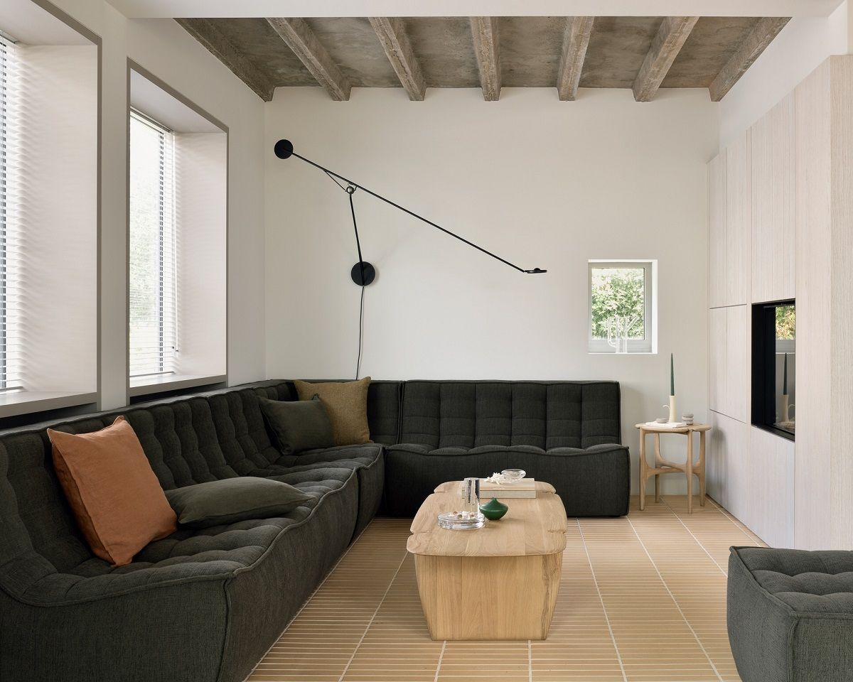 Wohnzimmer mit modularem N701 Sofa und passendem Polsterhocker in Moss Eco Stoff.