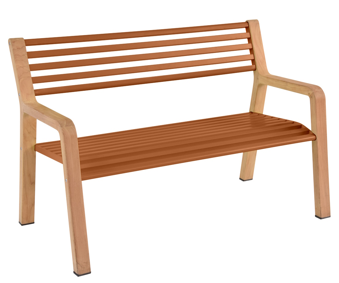 Somerset Bank von Fermob: Moderne Gartenbank aus Holz und Metall in Terrakotta.