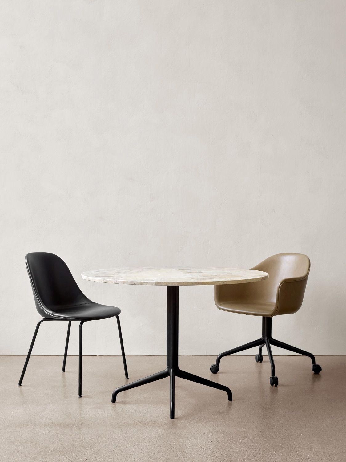 Harbour Side Dining Chair von Audo Copenhagen: Schwarzer und beiger Esszimmerstuhl an rundem Tisch.