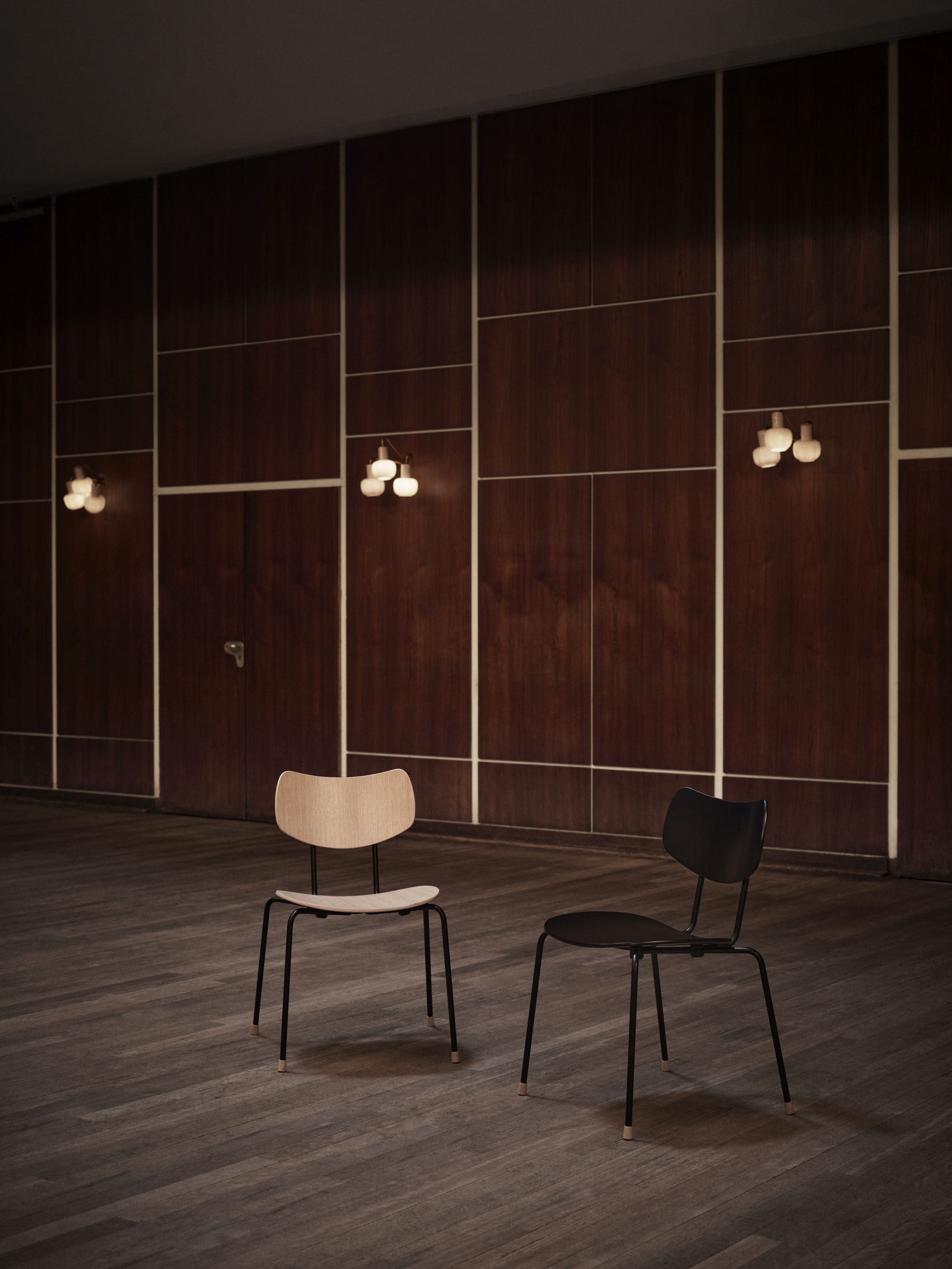 Zwei Vega Stühle von Carl Hansen & Søn, einer in Klarlack, der andere schwarz, in einem Raum.